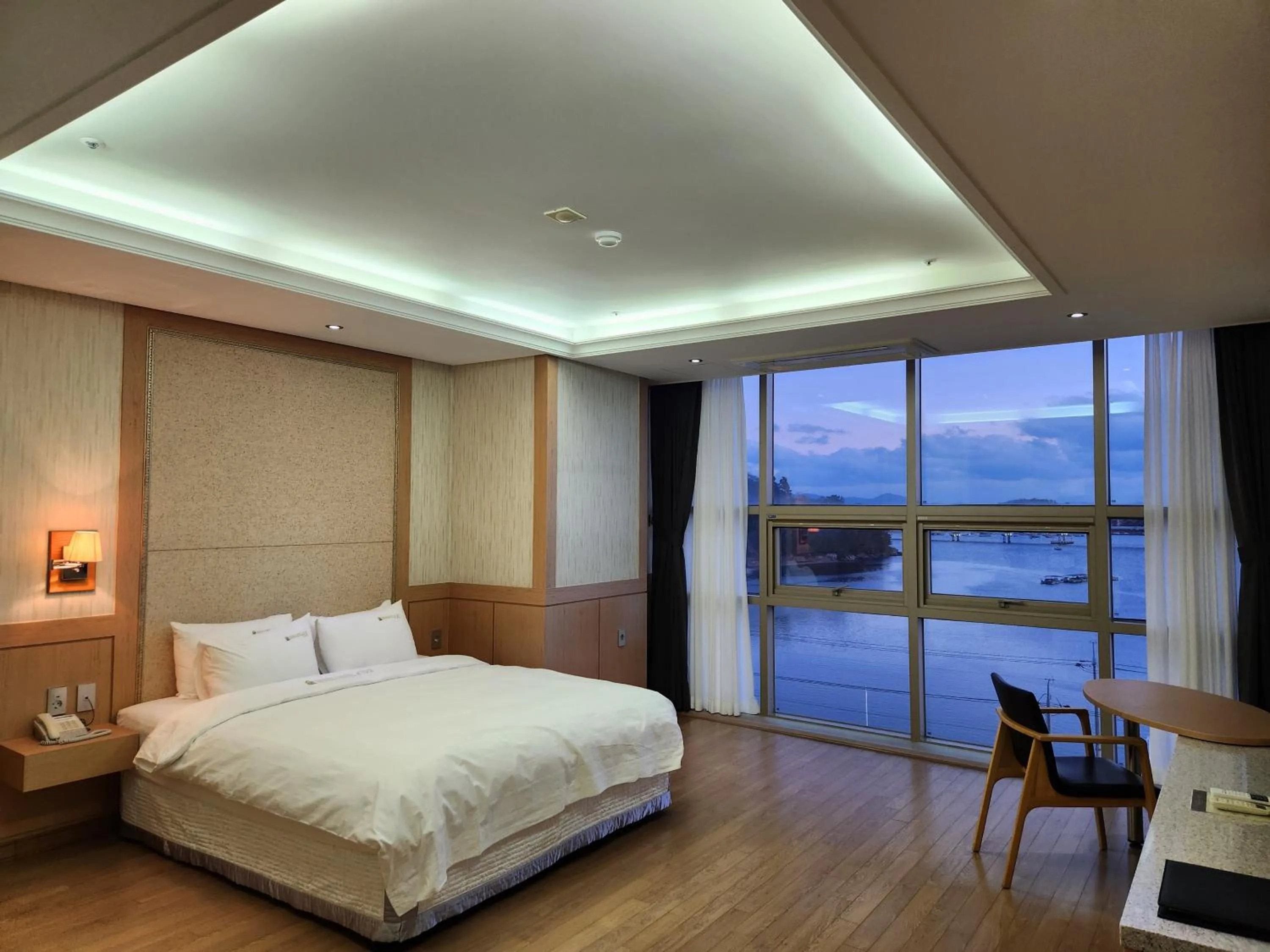 Deluxe Double Room with Sea View in Benikea Hotel Yeosu