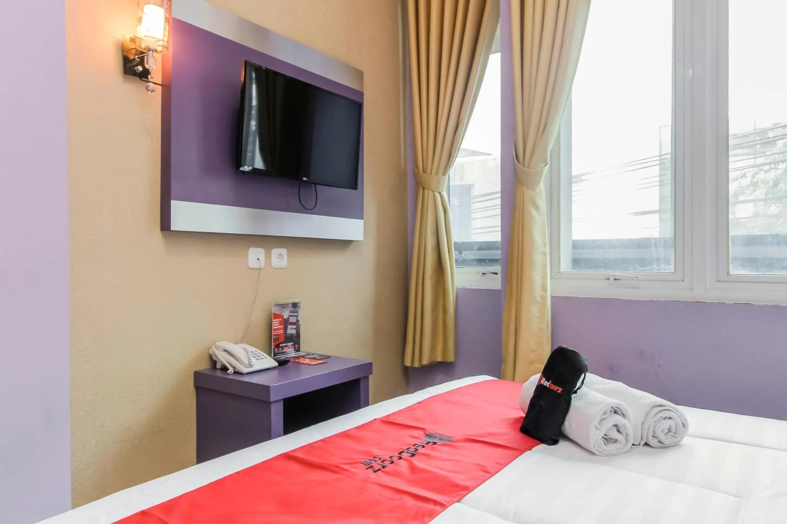 Double Room in RedDoorz Plus near Stasiun Bekasi