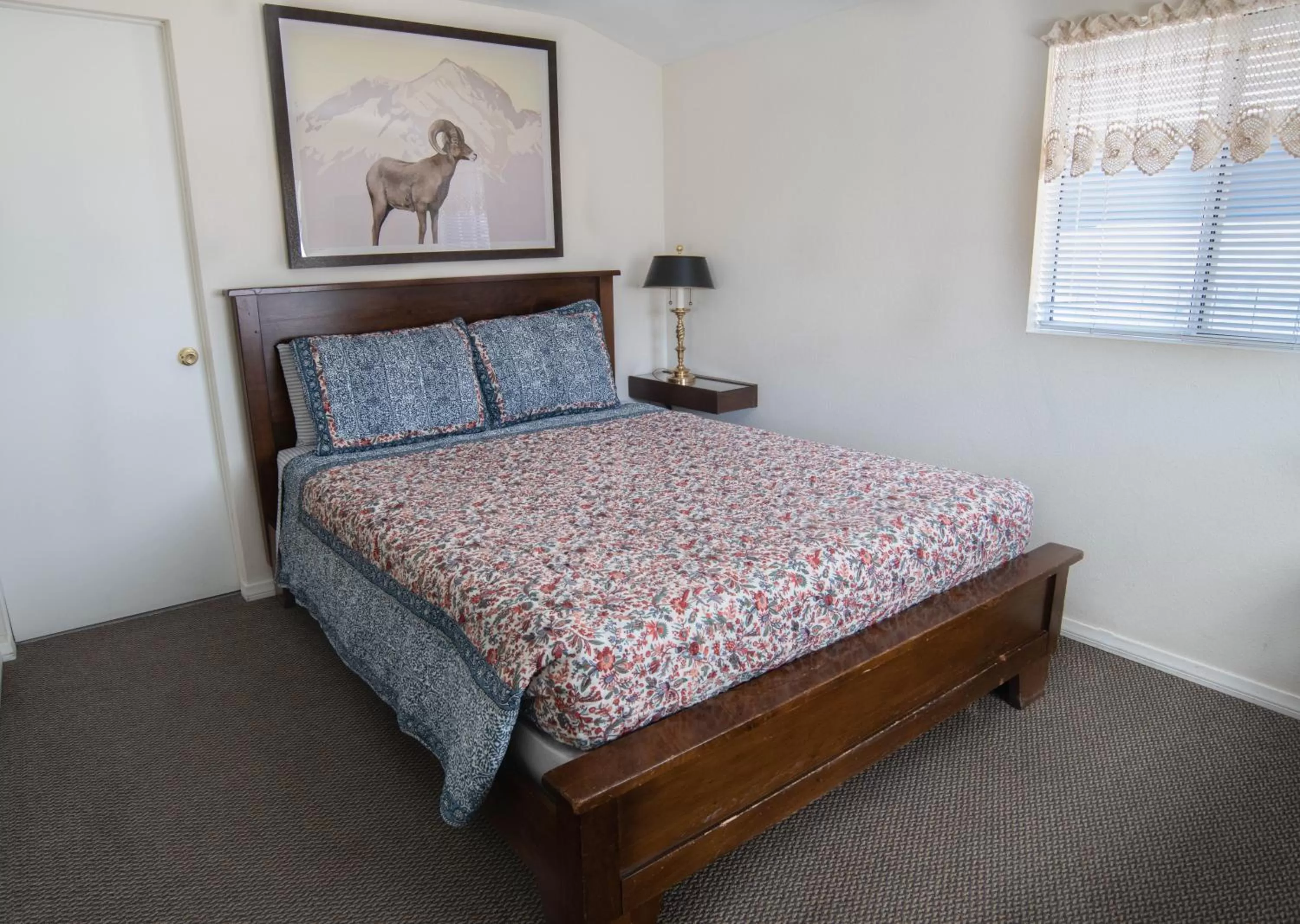 Queen Room in Mt Williamson Motel and Basecamp