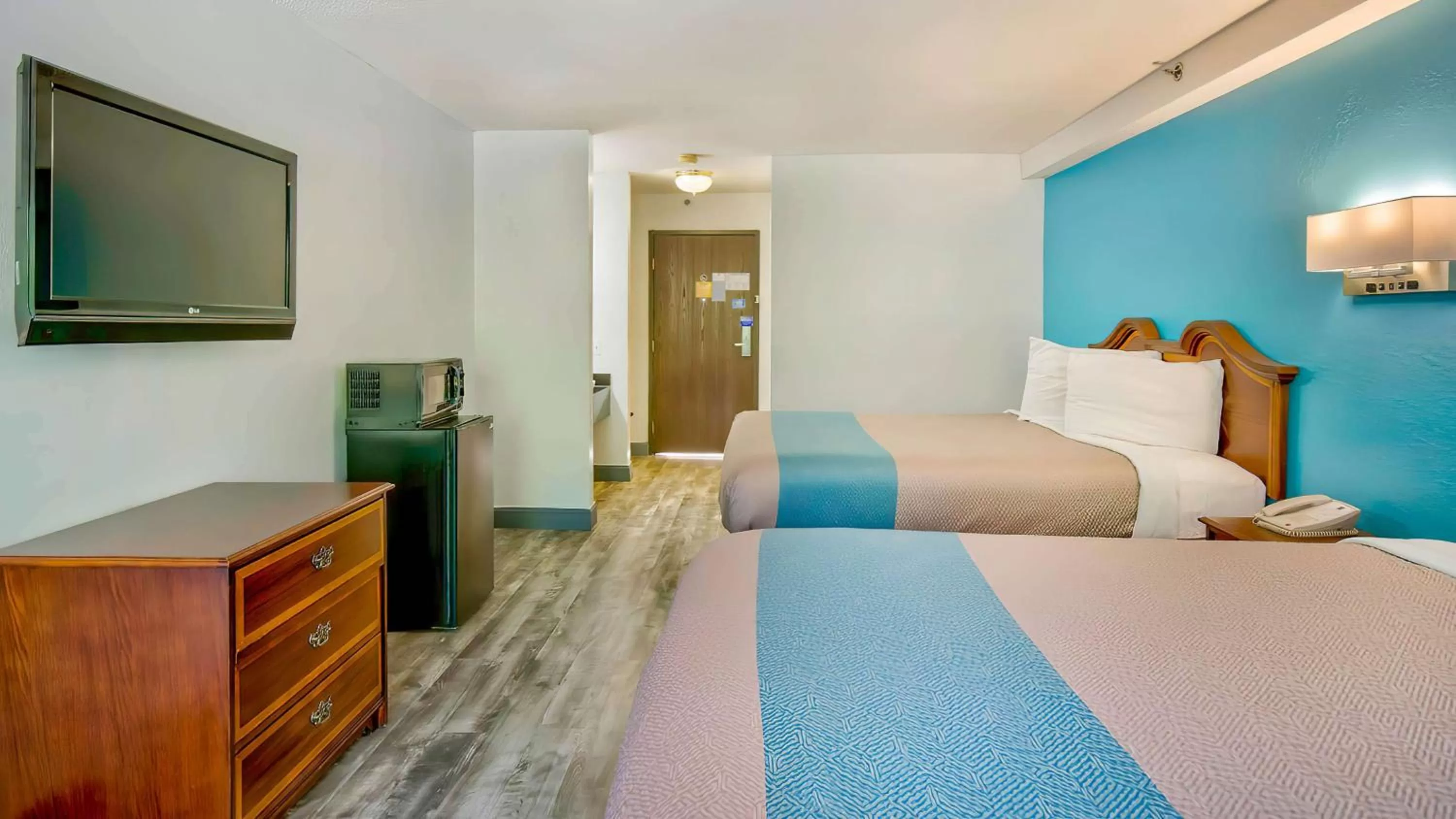 Deluxe Queen Room with Two Queen Beds - Smoking in Motel 6-Grand Rivers, KY