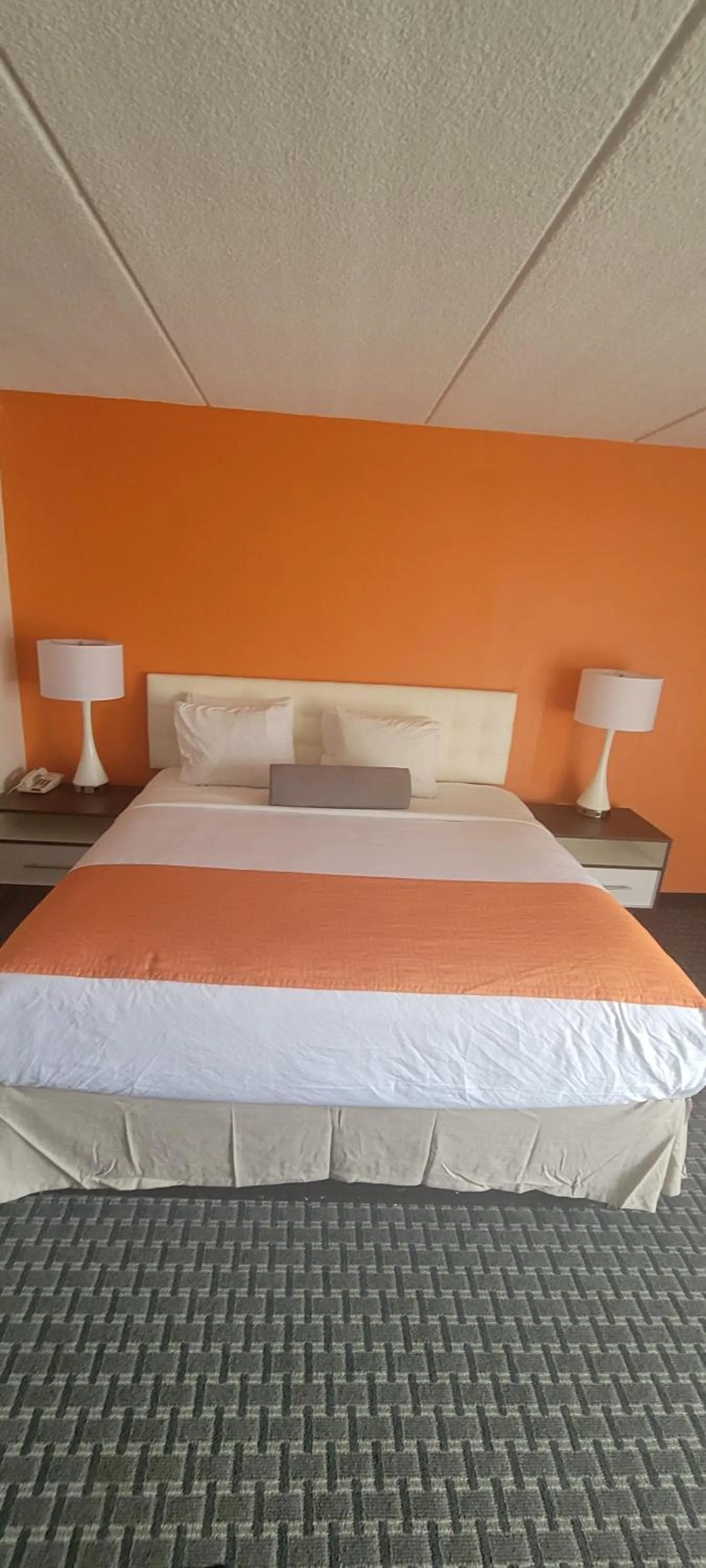 Deluxe King Room - Non-Smoking in Howard Johnson by Wyndham Newburgh