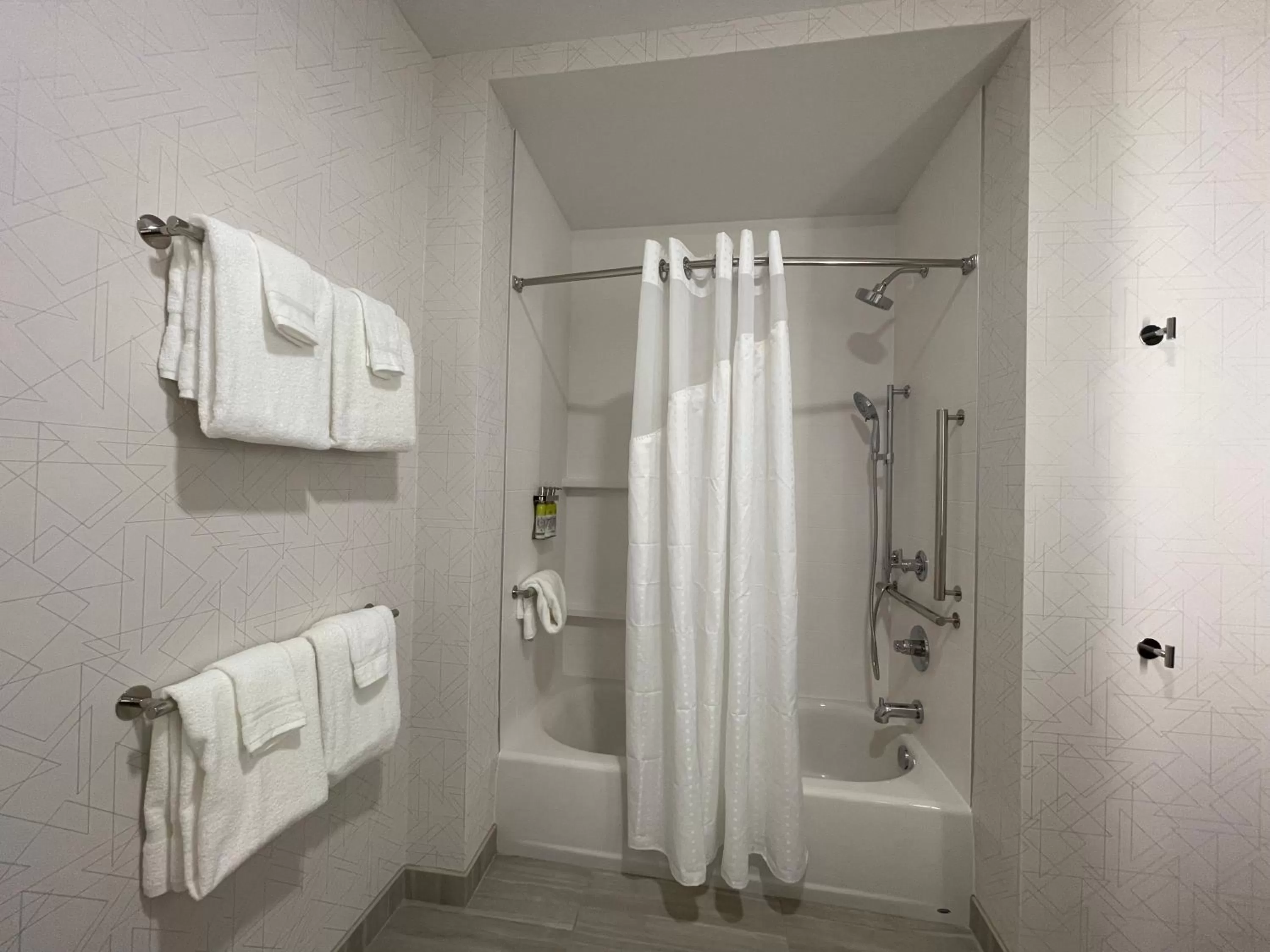 Standard Queen Room with Two Queen Beds and Mobility Accessible Tub in Holiday Inn Express & Suites - Ft. Smith - Airport by IHG