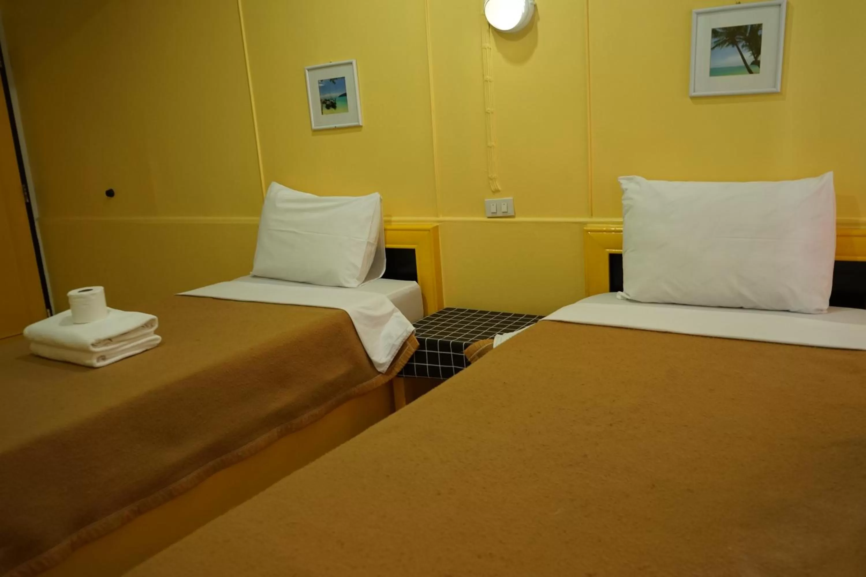 Basic Triple Room with Shared Bathroom in Yes Kaosan