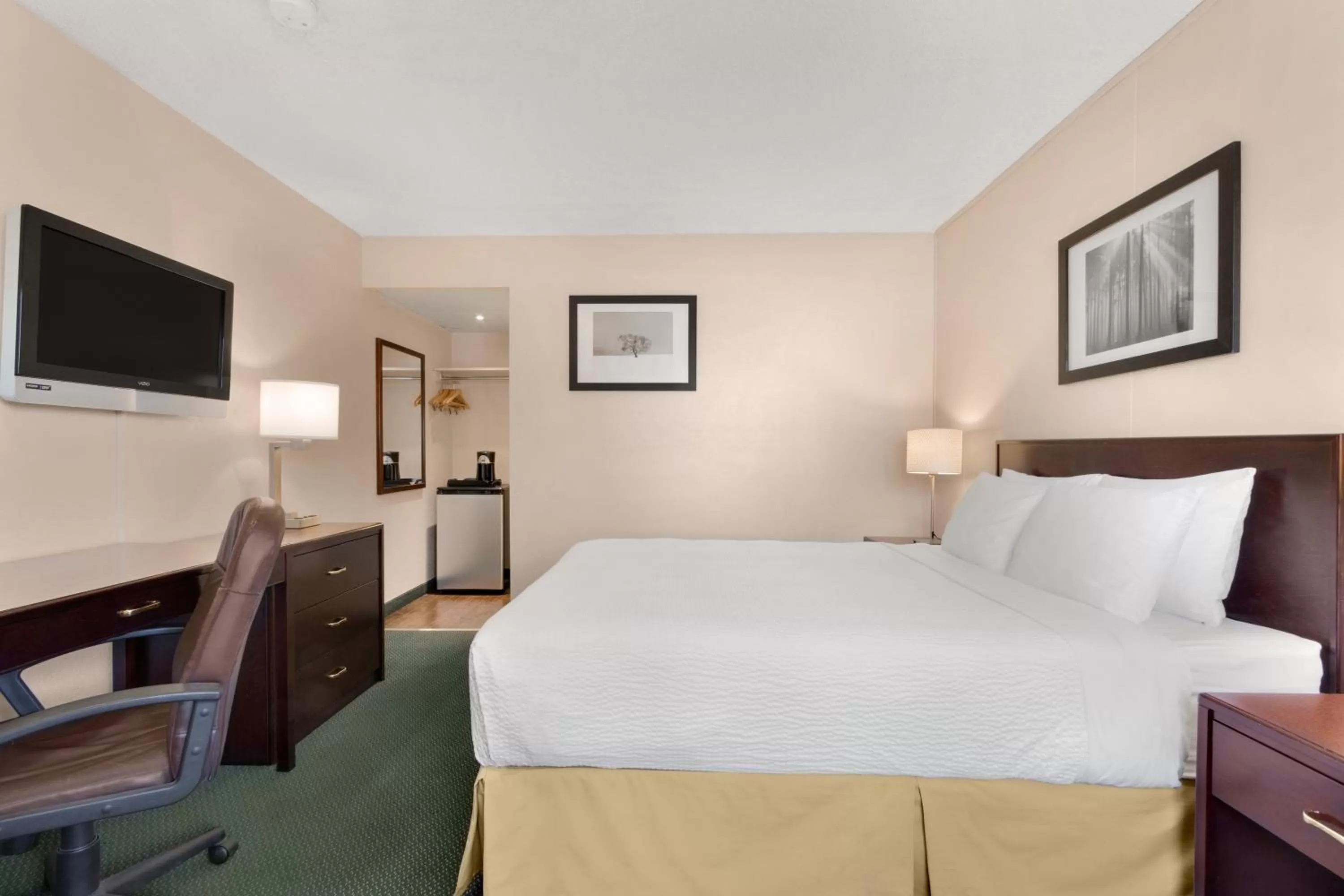 Queen Suite with Valleyview and Kitchen - Non-Smoking in Days Inn by Wyndham Lethbridge
