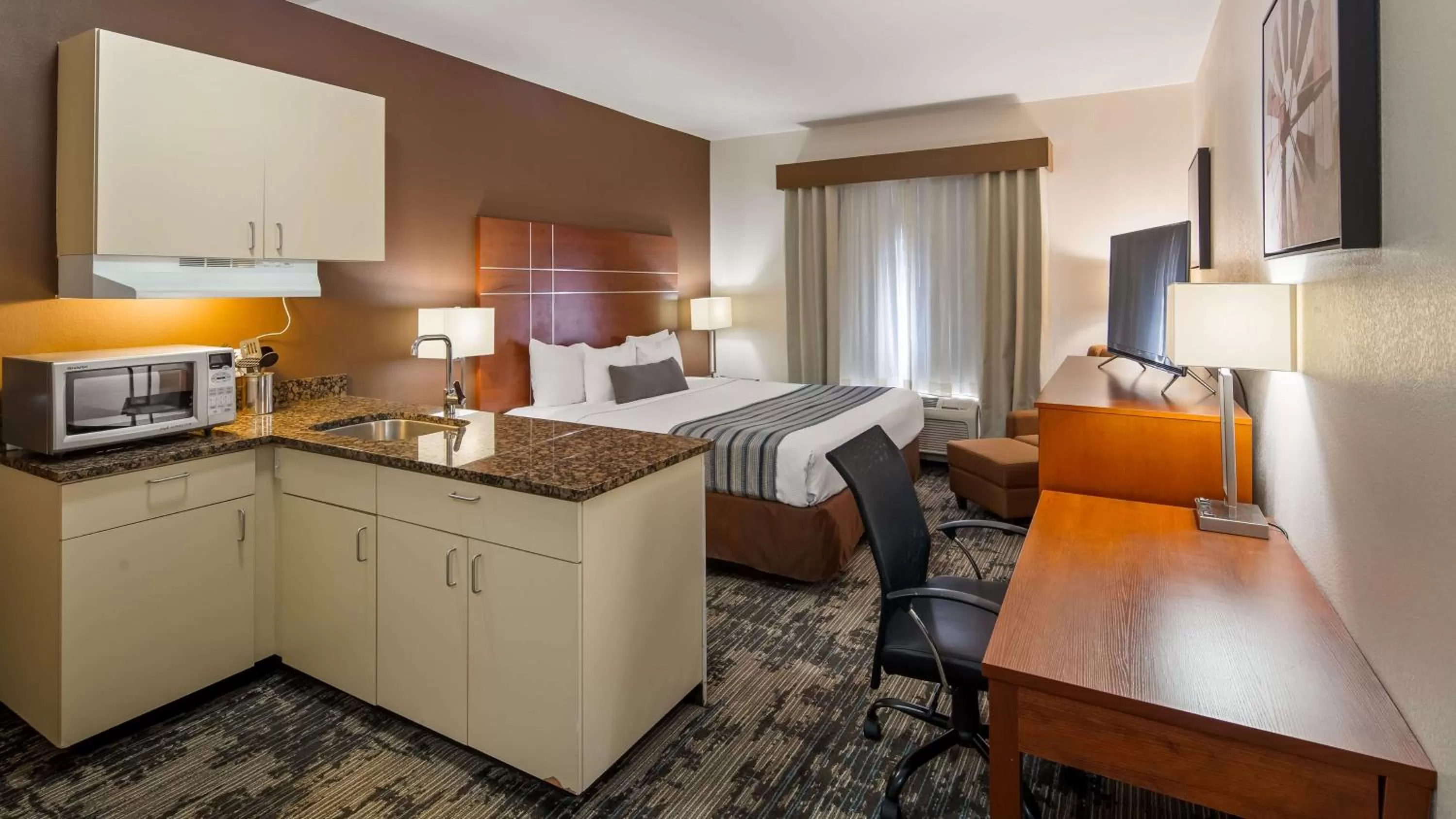 Deluxe King Suite - Non-Smoking in Best Western Plus Wakeeney Inn & Suites