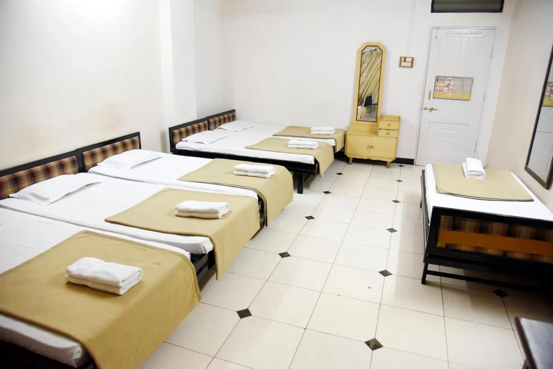 6-Bed Mixed Dormitory Room in Hotel Sai Yatri