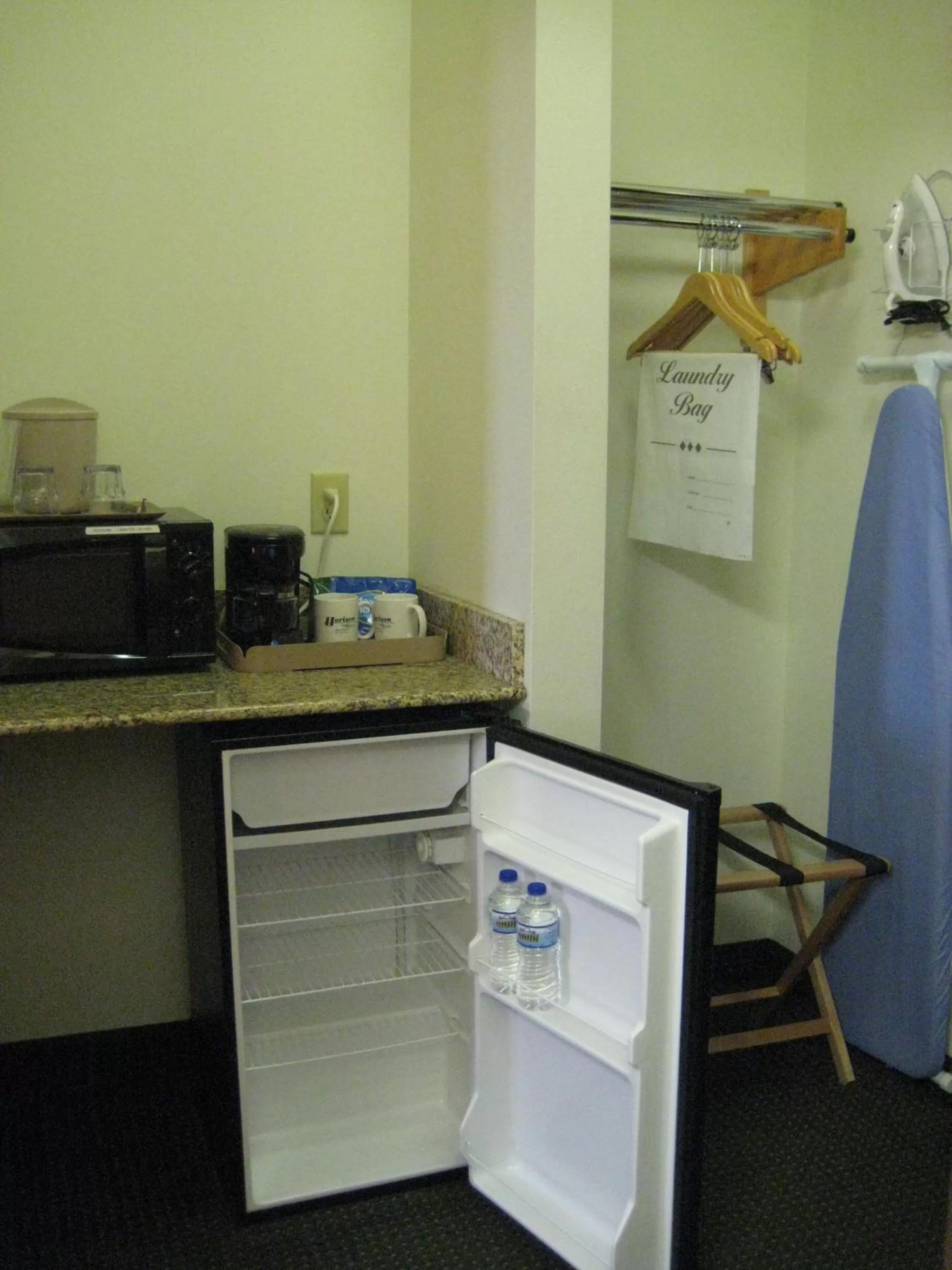 Queen Room - Disability Access in Horizon Inn & Suites