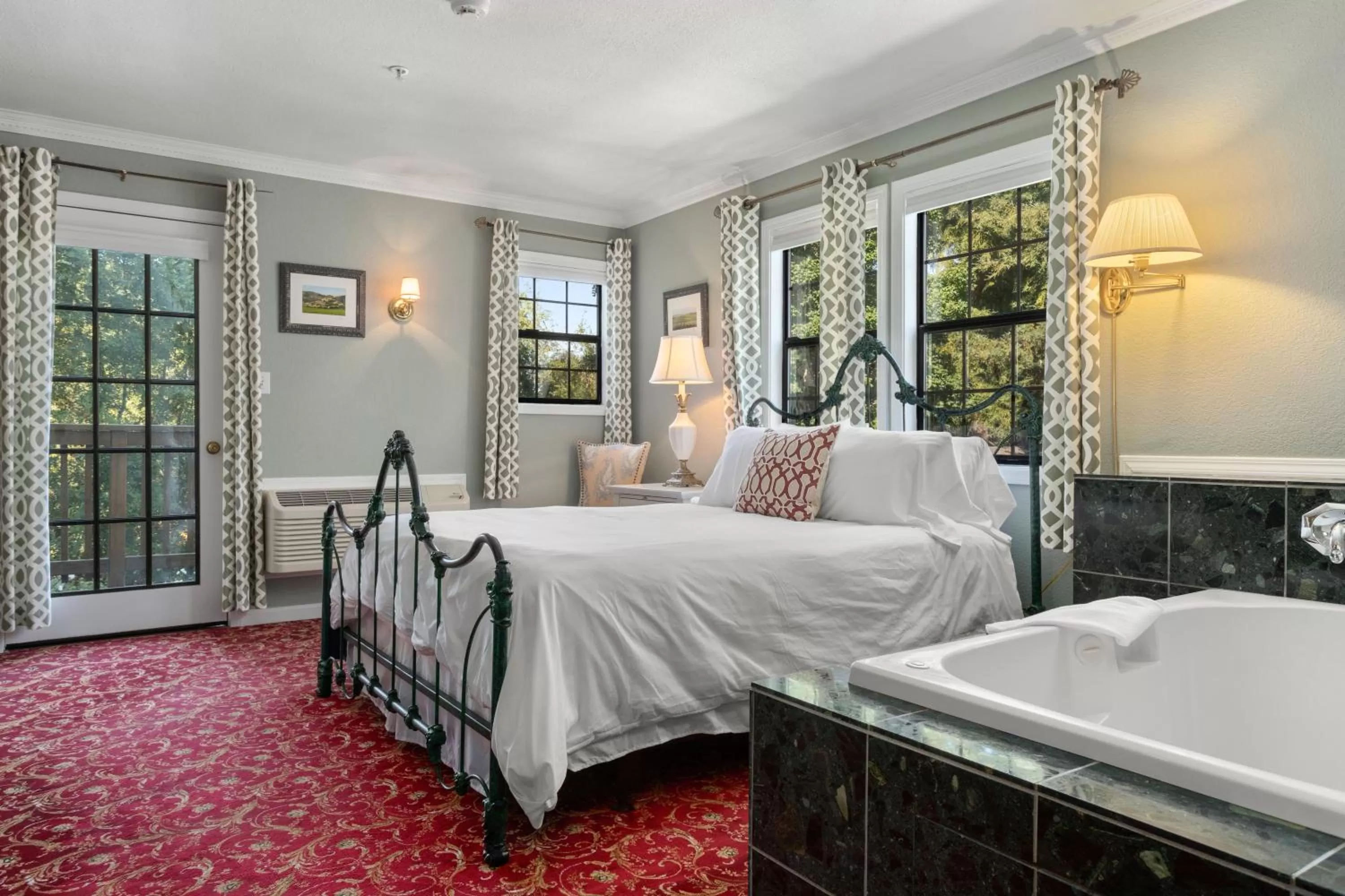 Queen Room with Spa Bath in Candlelight Inn Napa Valley