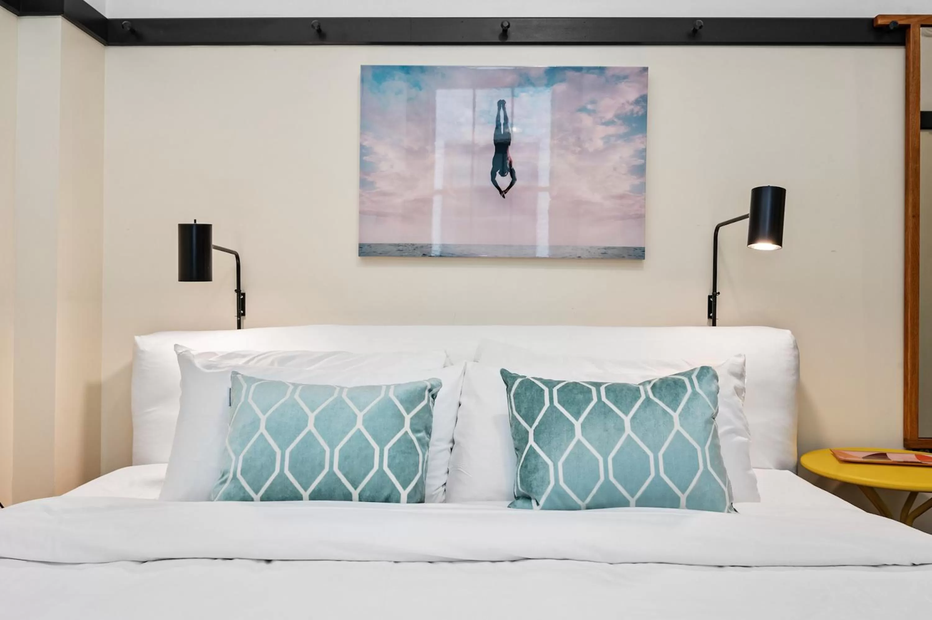 King Room (Self Check-in with Virtual Front Desk) in The Maverick by Kasa