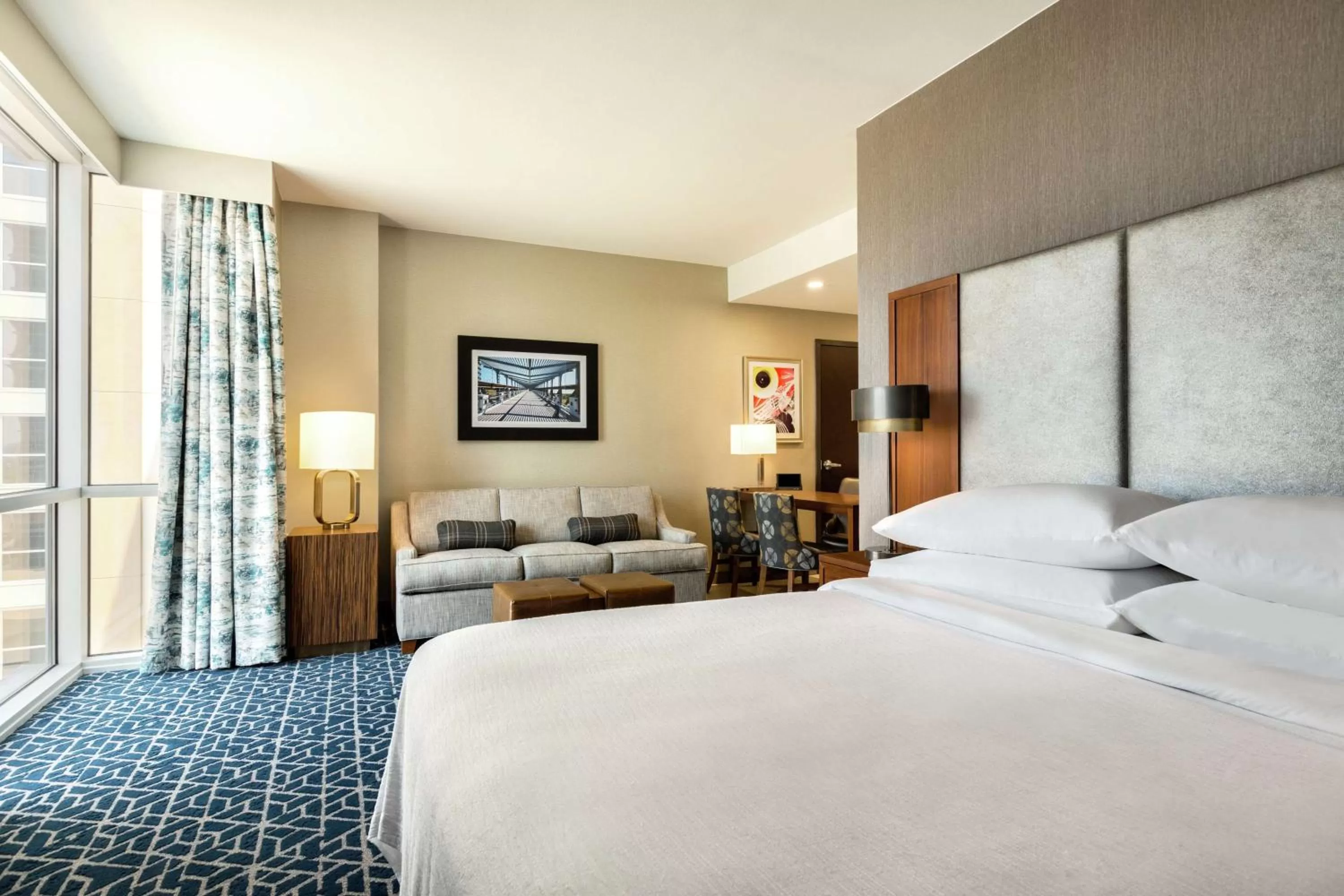 Premium Corner King Studio Suite in Embassy Suites By Hilton Denton Convention Center