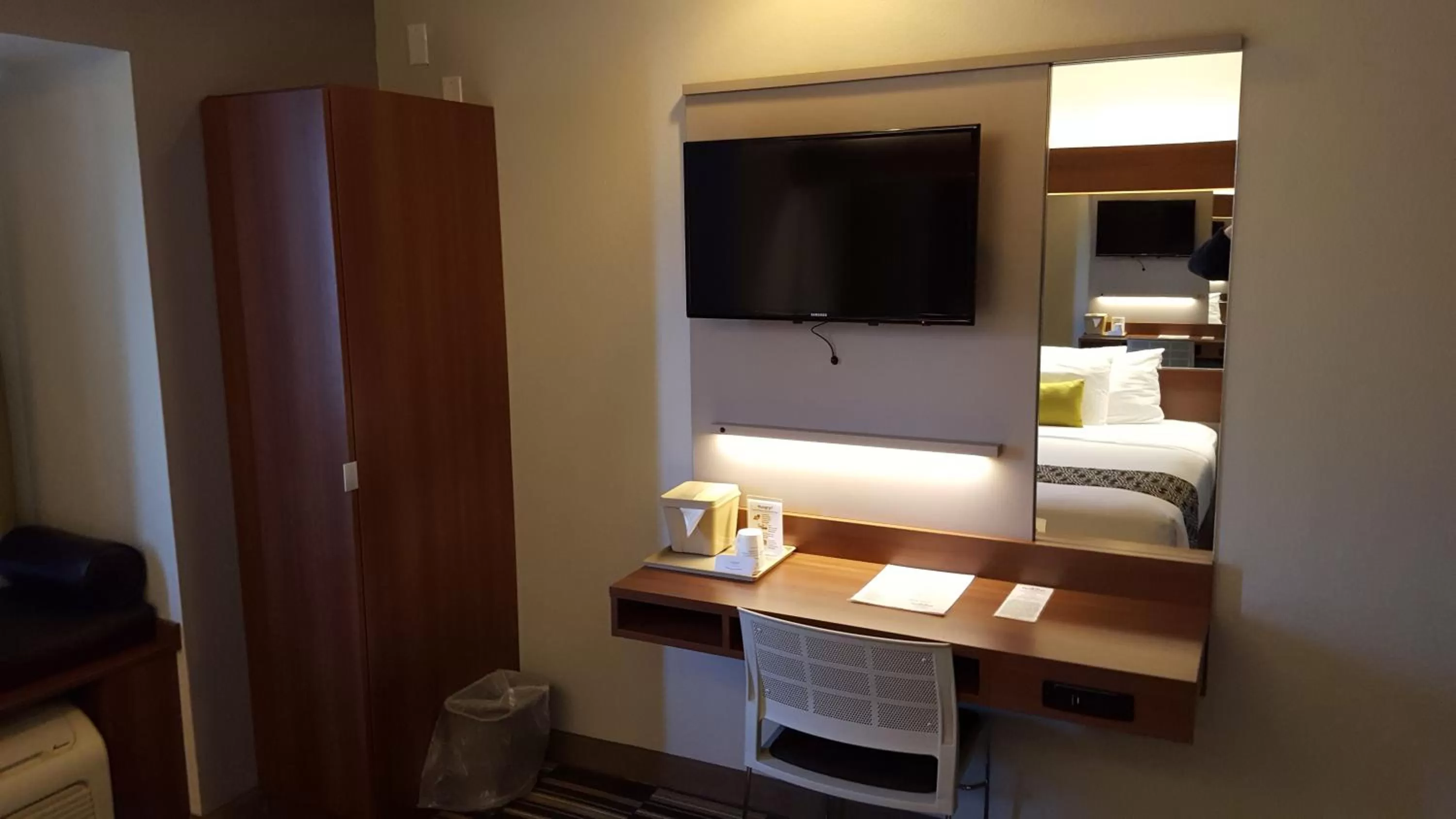 1 Queen Bed, Studio Mobility Accessible Suite, Non-Smoking in Microtel Inn & Suites by Wyndham Bellevue