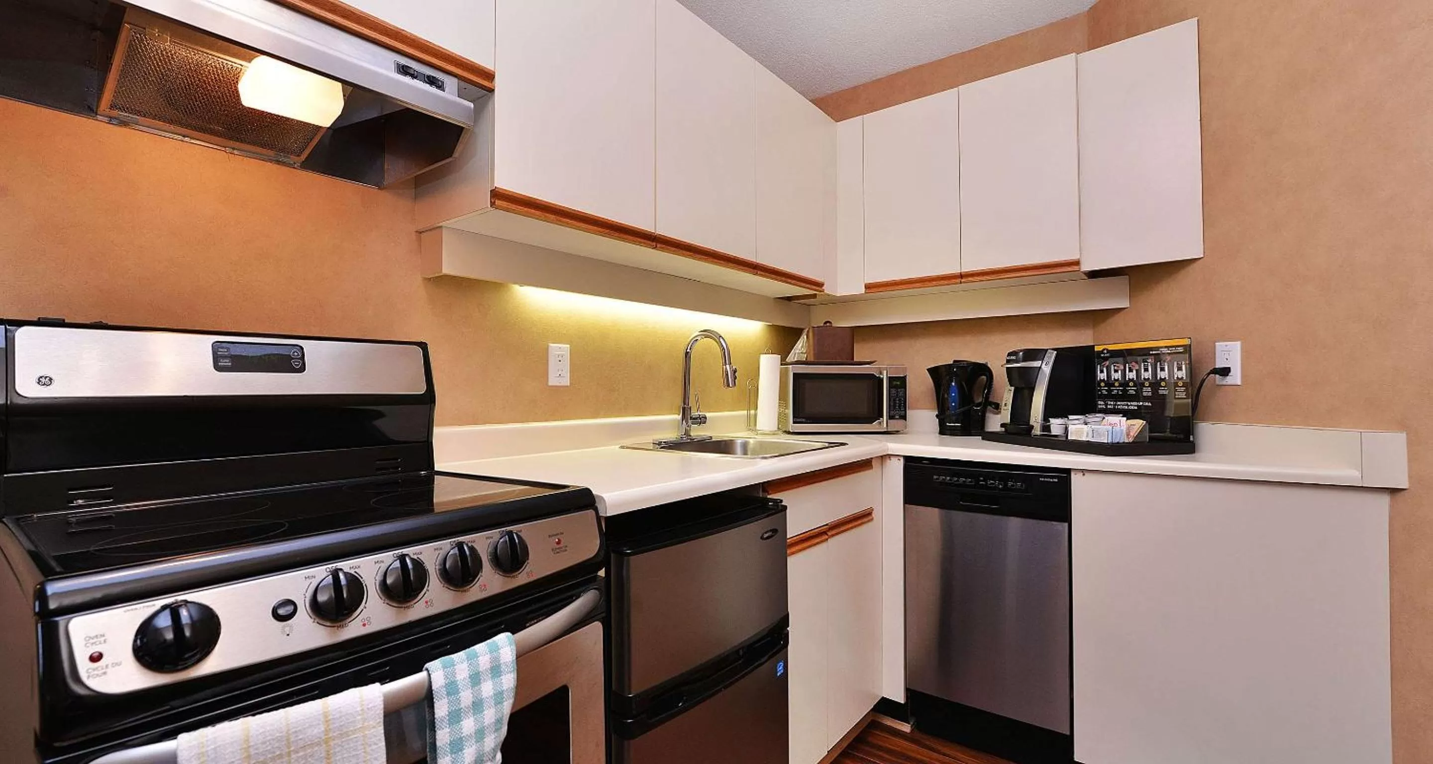 One-Bedroom Queen Suite - Non-Smoking in Best Western Plus Emerald Isle Hotel