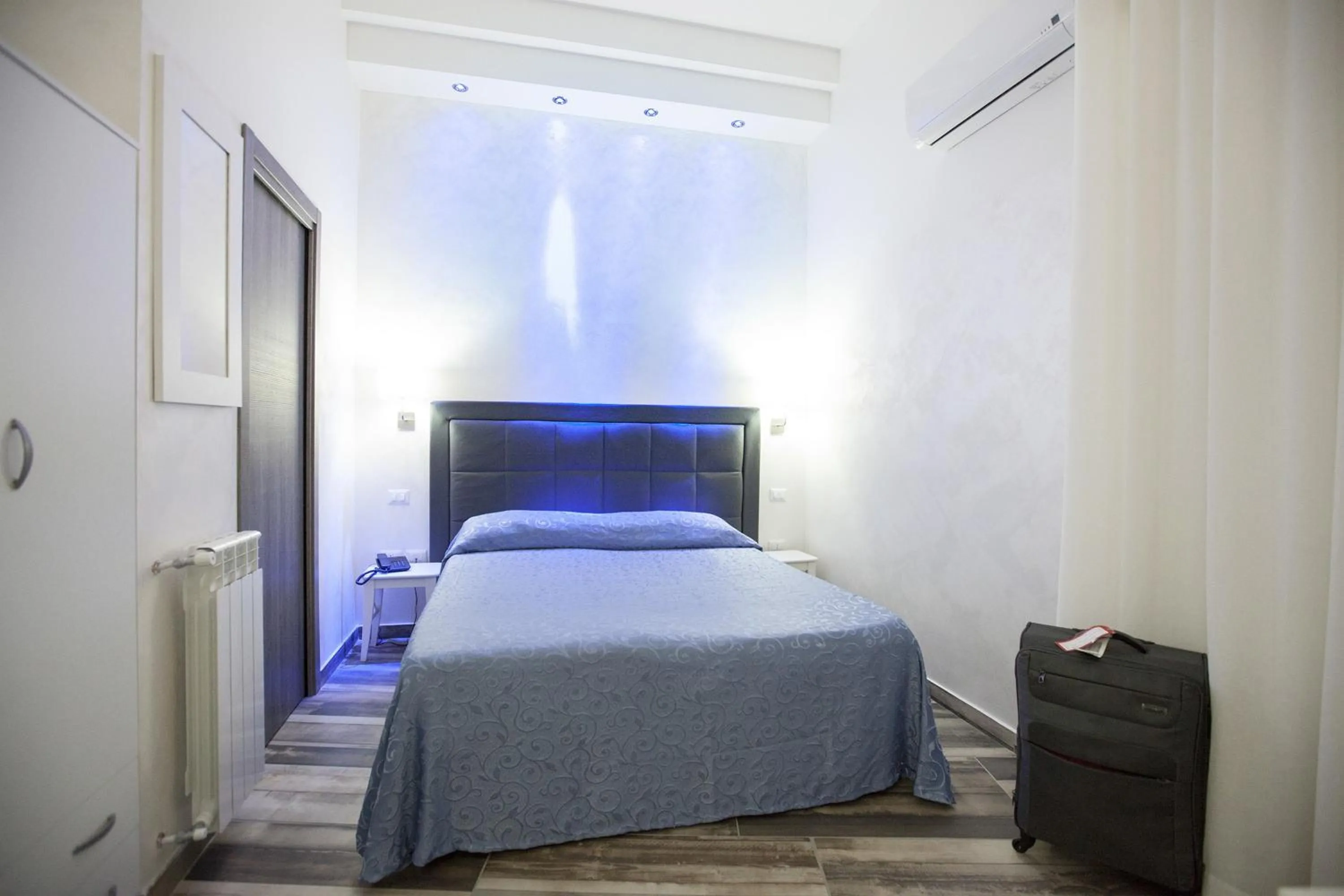 Photo of the whole room, Bed in Napoli Garibaldi Square