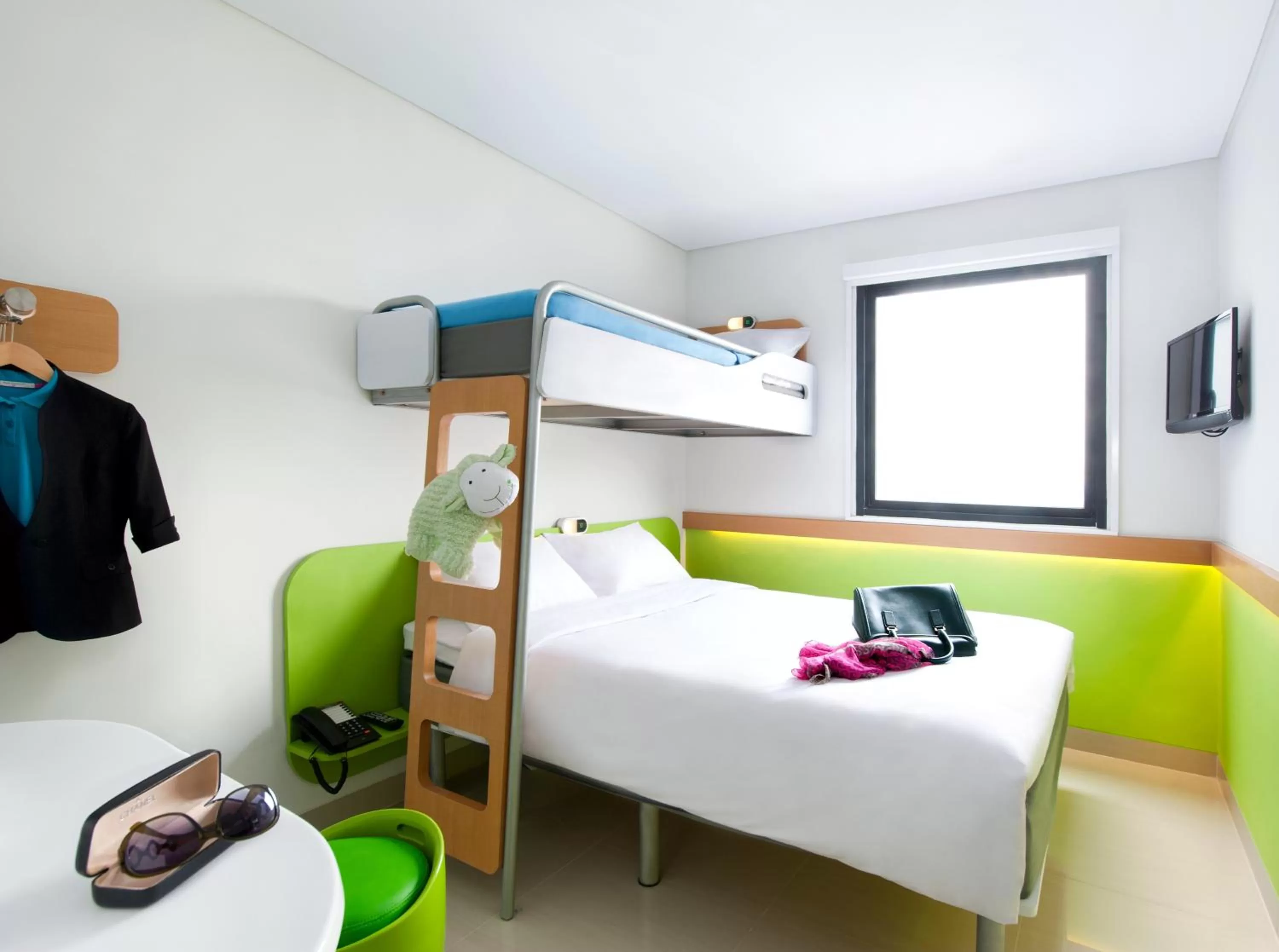 Standard 1 Double Bed and 1 Bunk Bed in Ibis Budget Jakarta Daan Mogot