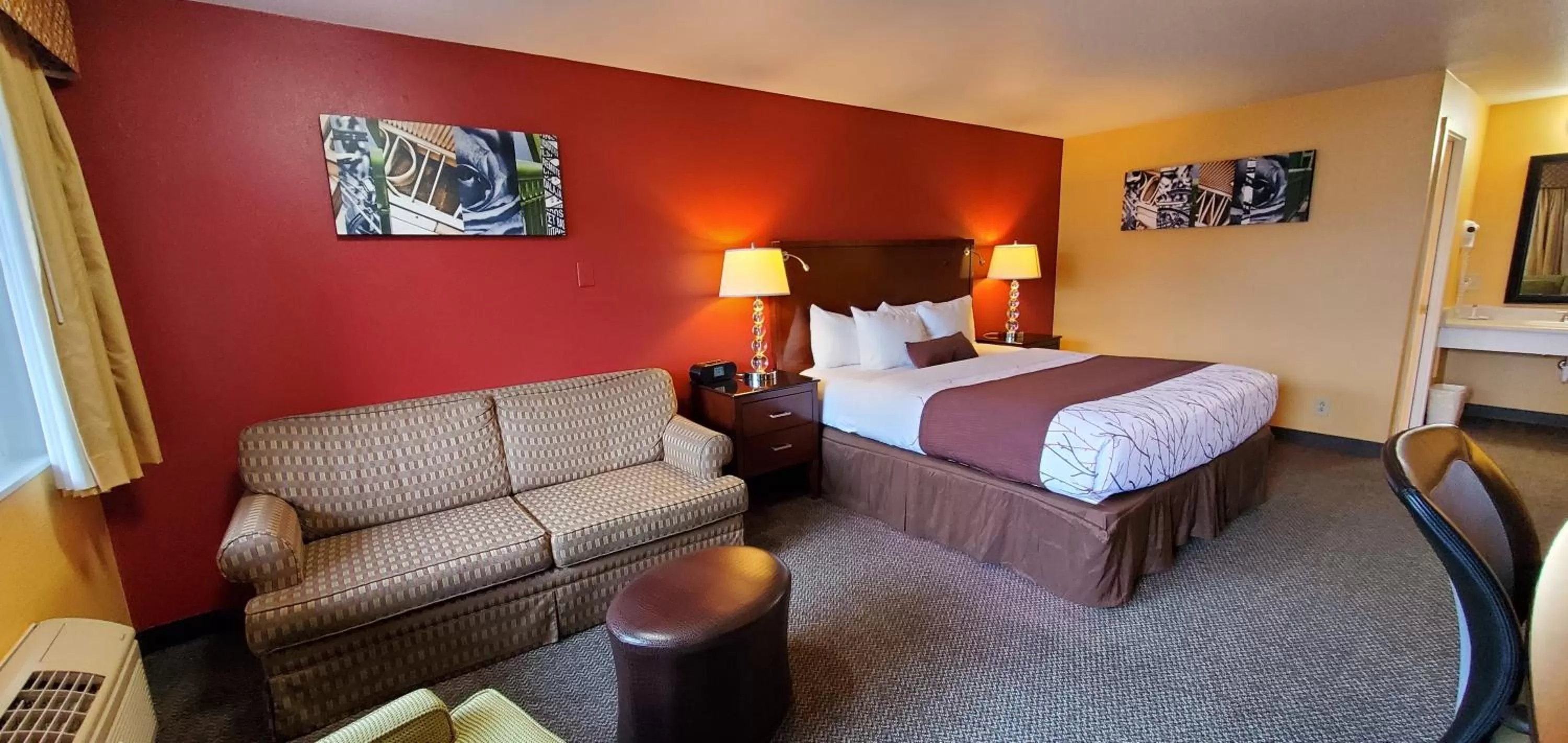 Deluxe King Room in Olympic Inn & Suites