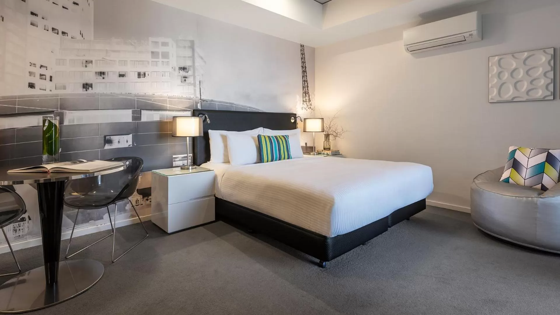 Studio with View - No Housekeeping in Oaks Melbourne on William Suites