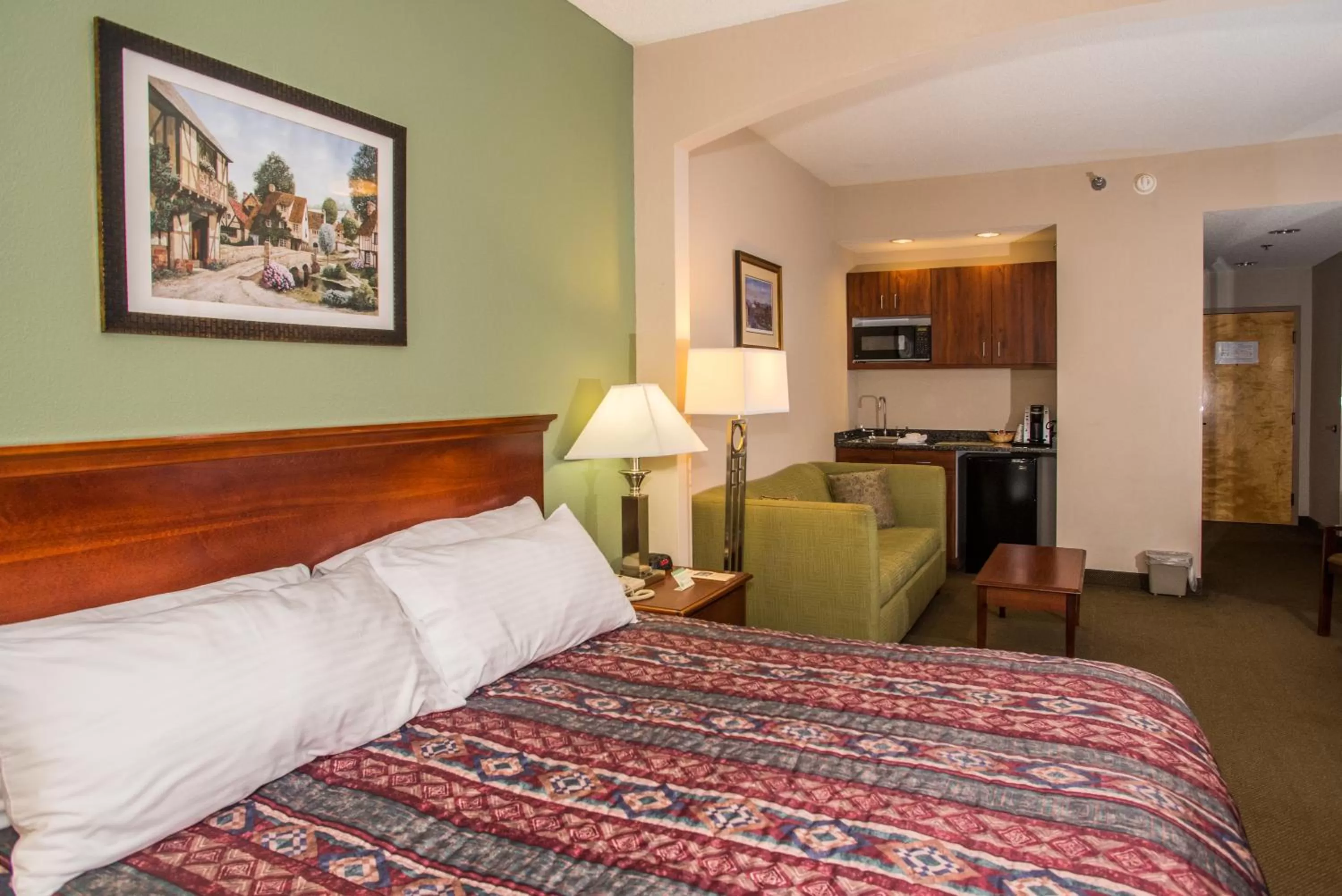 King Room with Sofa Bed - Non-Smoking in Round Hill Inn