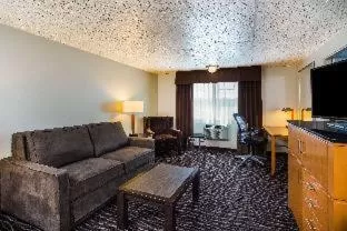 One-Bedroom Queen Suite - Non-Smoking in Days Inn by Wyndham Yakima