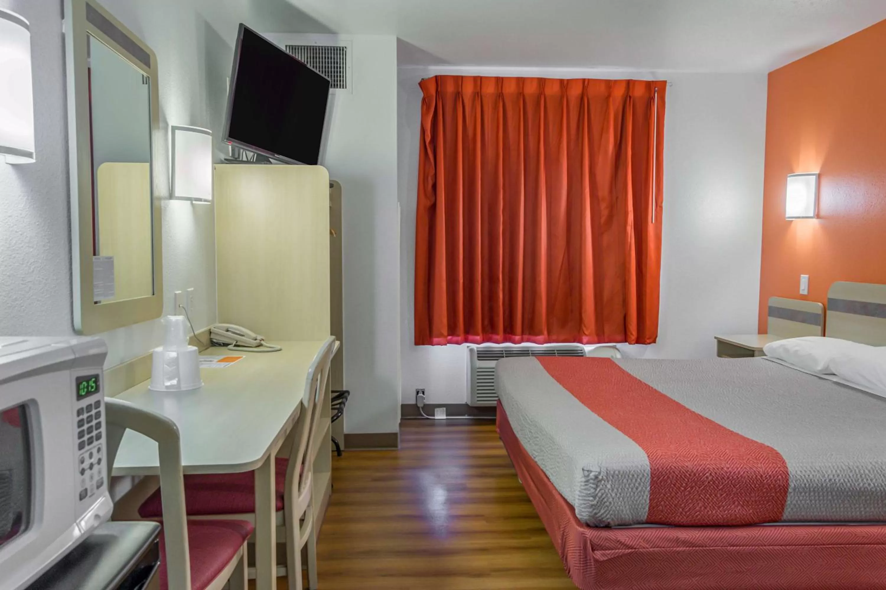 King Room - single occupancy - Non-Smoking in Motel 6-Redmond, OR