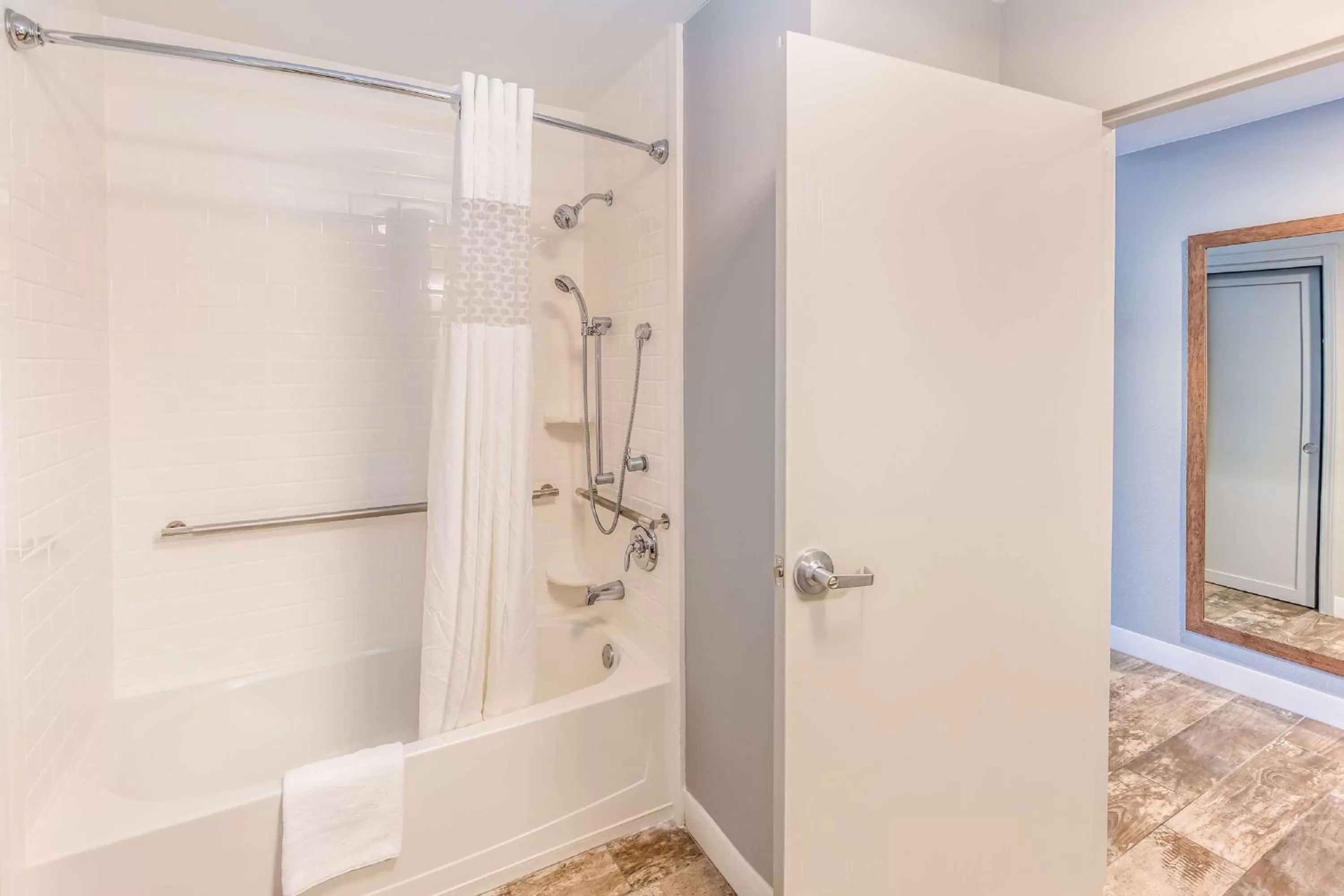 King Room Disability Access with Tub - Inland View in Hampton Inn Pensacola Beach