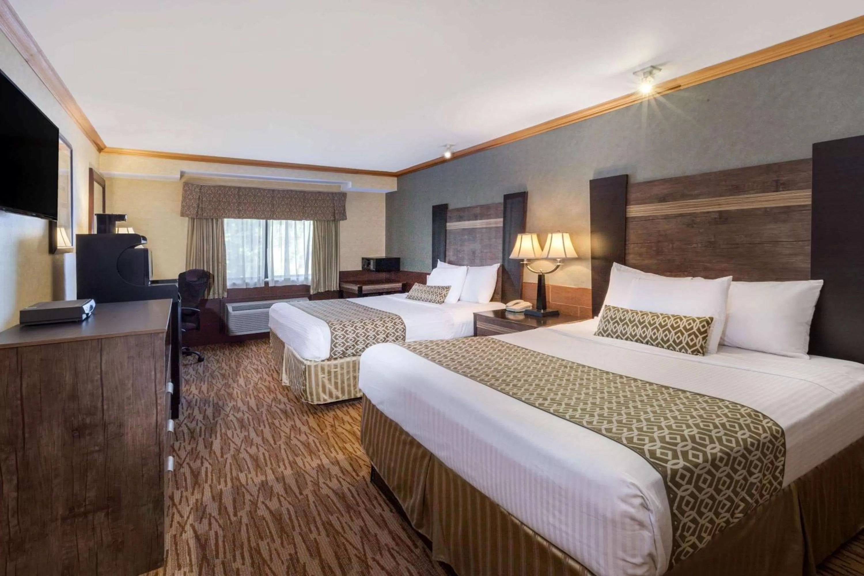 Queen Room with Two Queen Beds Non Smoking in Baymont by Wyndham Pompton Plains/Wayne