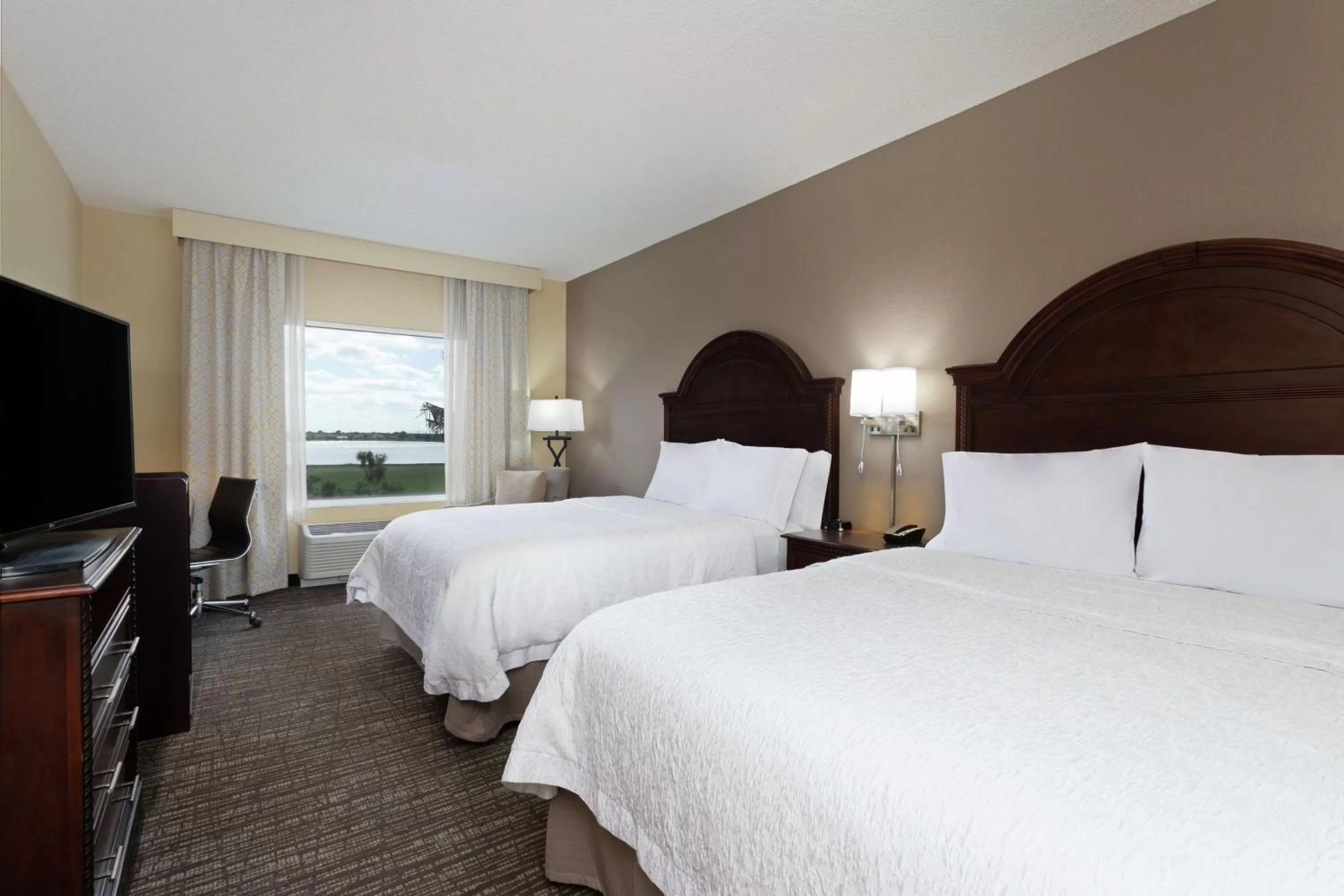 Queen Room with Lake View in Hampton Inn & Suites Wellington