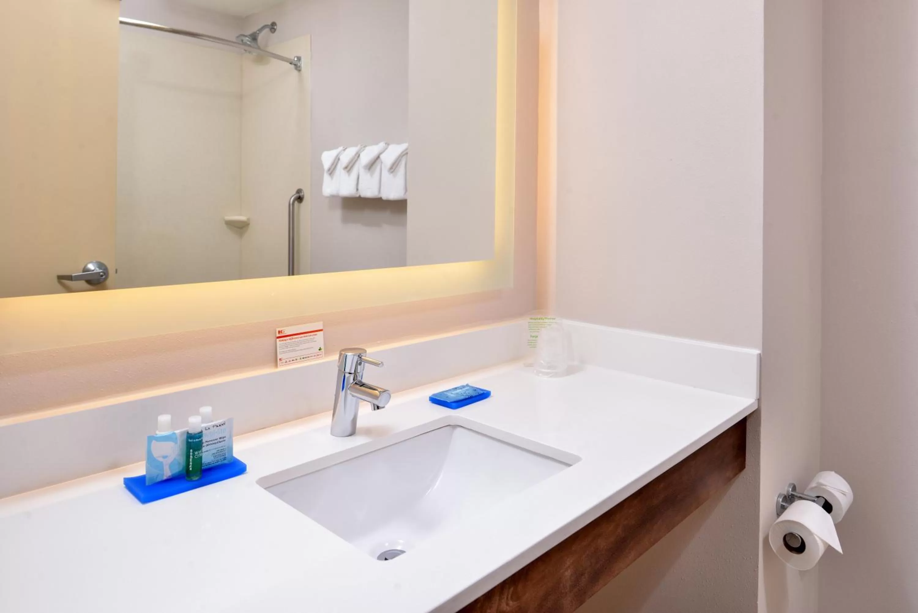 Standard Queen Room with Two Queen Beds in Holiday Inn Express Hotel & Suites Cincinnati - Mason by IHG