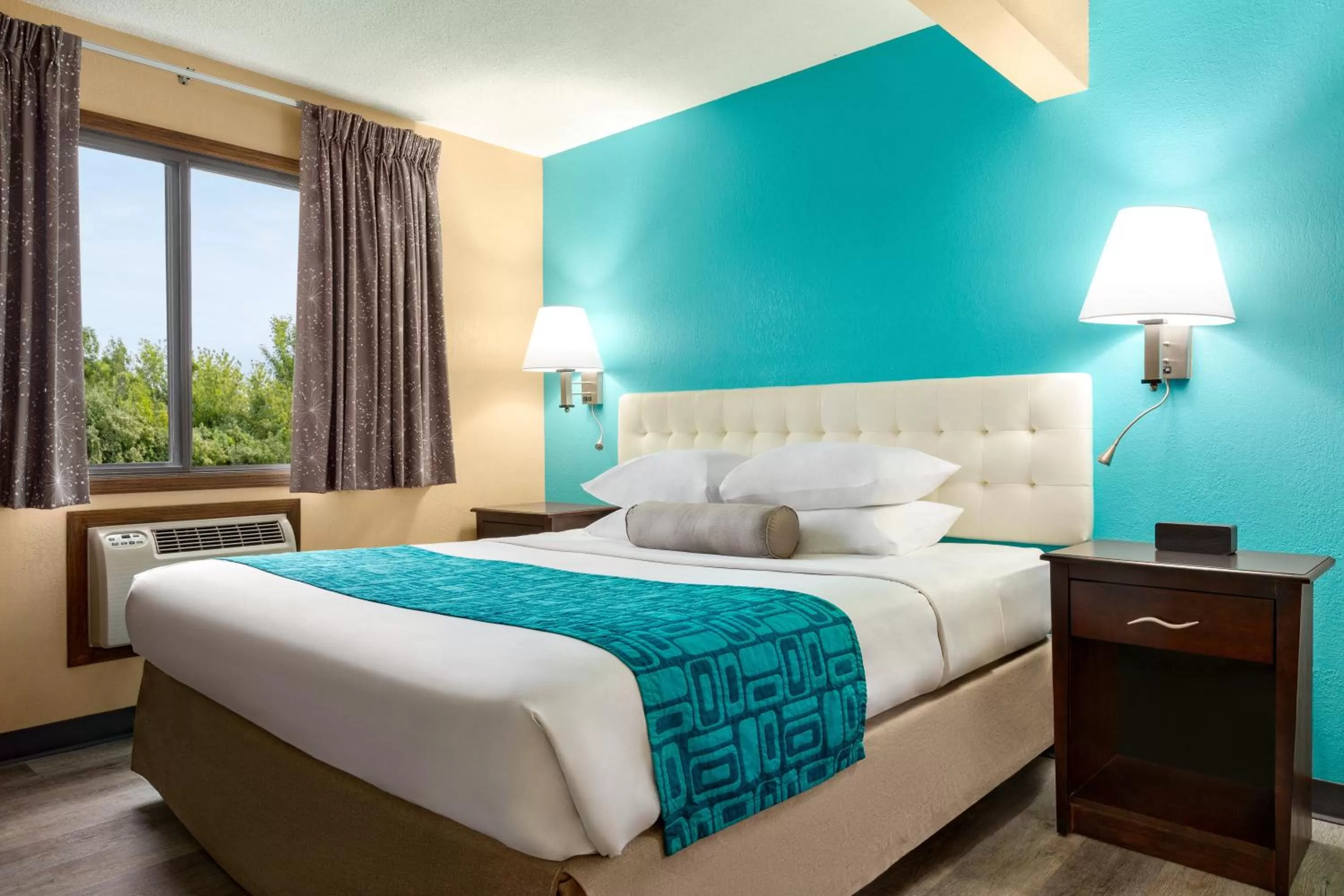 Deluxe King Room - Mobility Access/Non-Smoking in Howard Johnson by Wyndham Waterloo/Cedar Falls