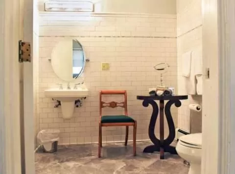 Deluxe King Suite in Gardner Farm Inn