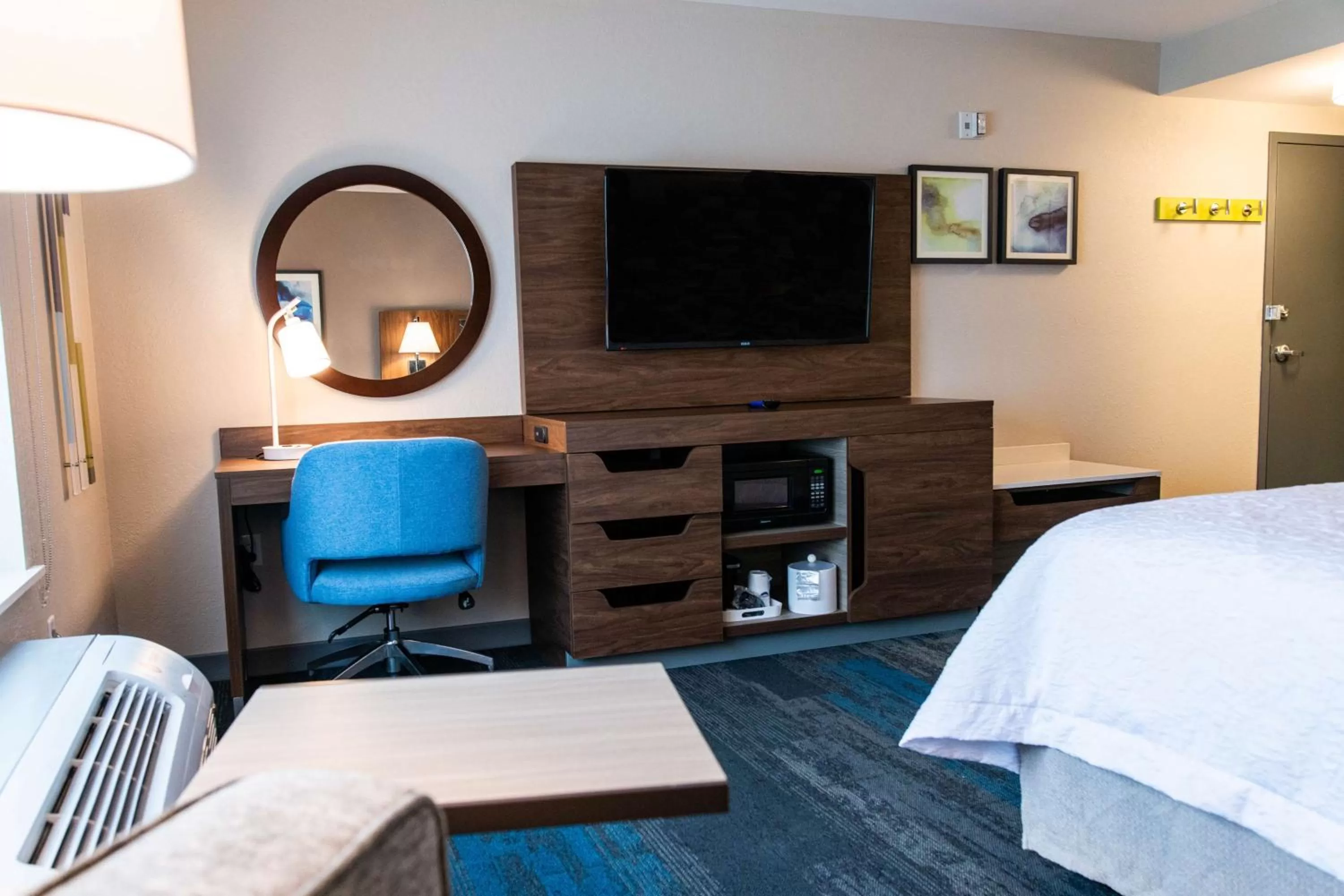 King Room - Hearing Access/Non-Smoking in Hampton Inn Paris IL, IL