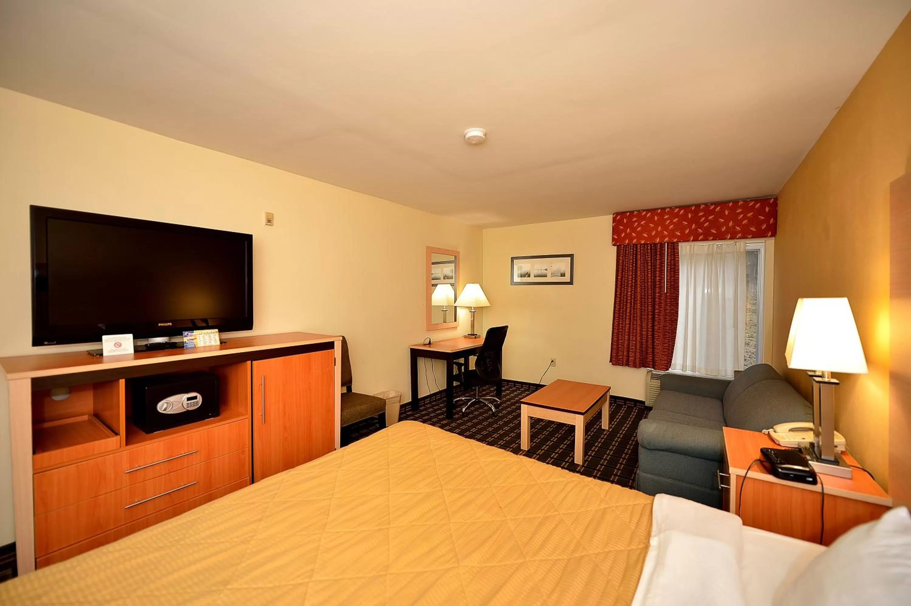 Superior King Room - Non-Smoking in Baymont by Wyndham North Dartmouth Fall River