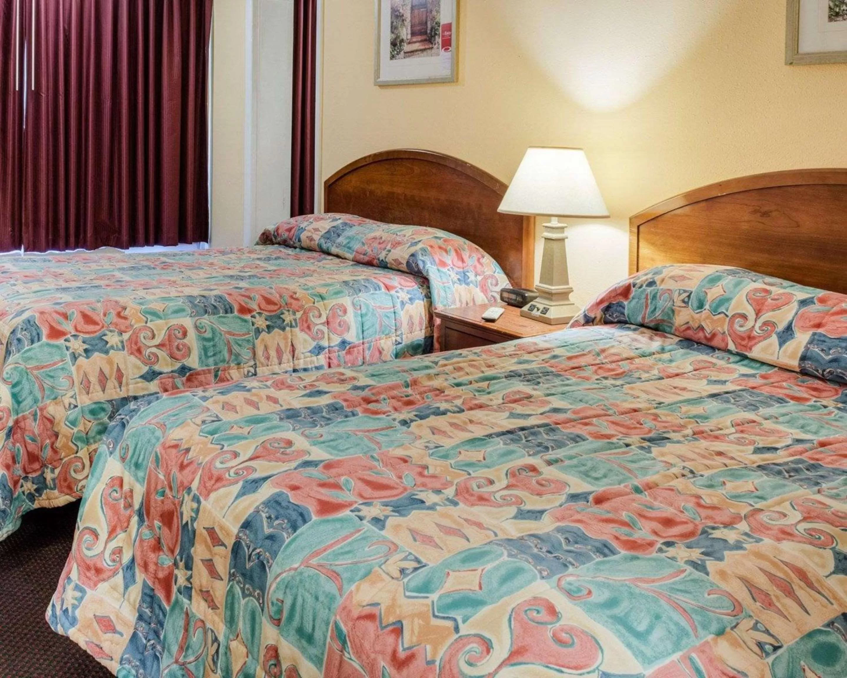 Queen Room with Two Queen Beds - Accessible/Non Smoking in Rodeway Inn Colonial Heights I-95