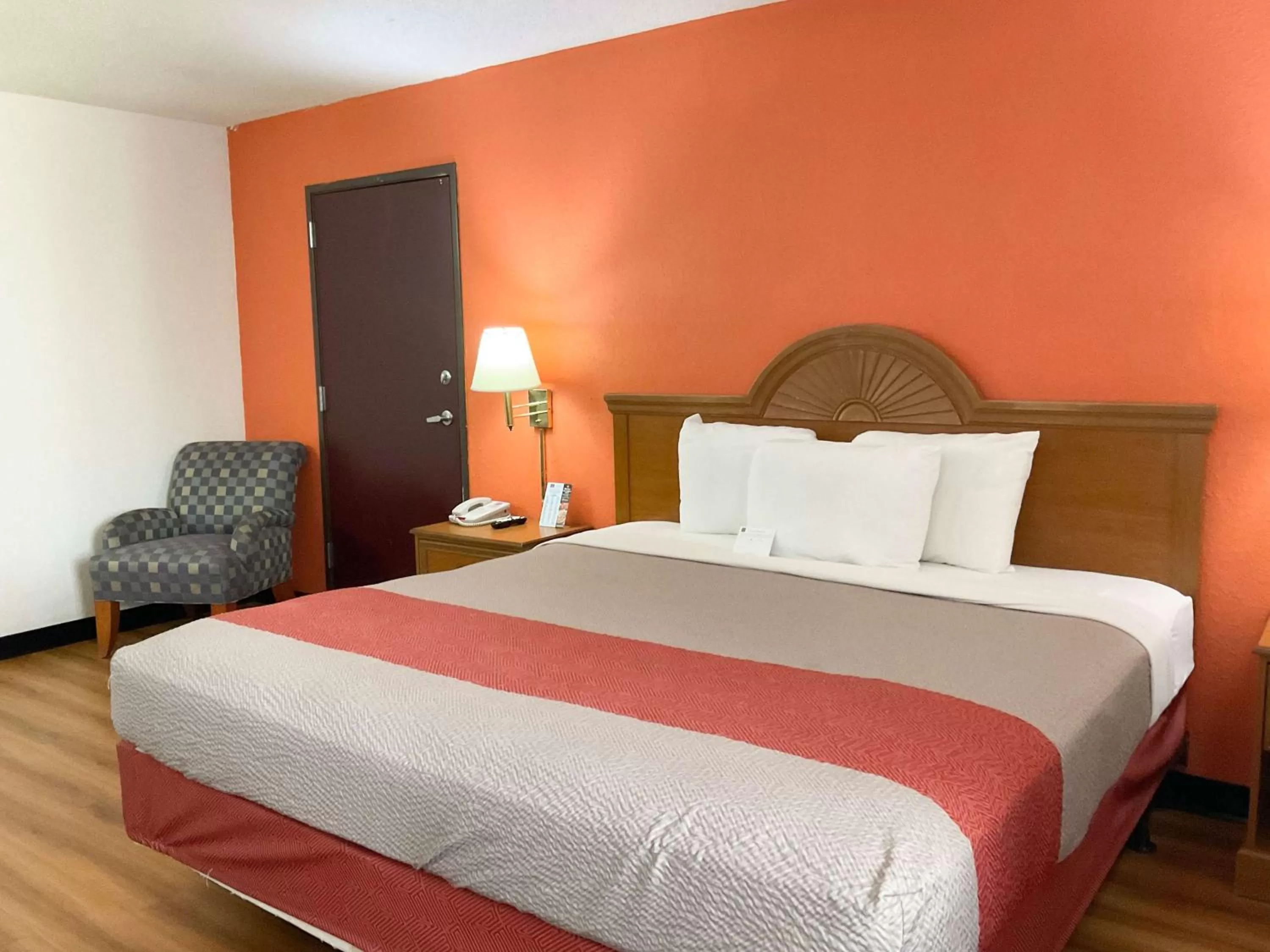 King Room - Disability Access - Non-Smoking in Motel 6-Hannibal, MO