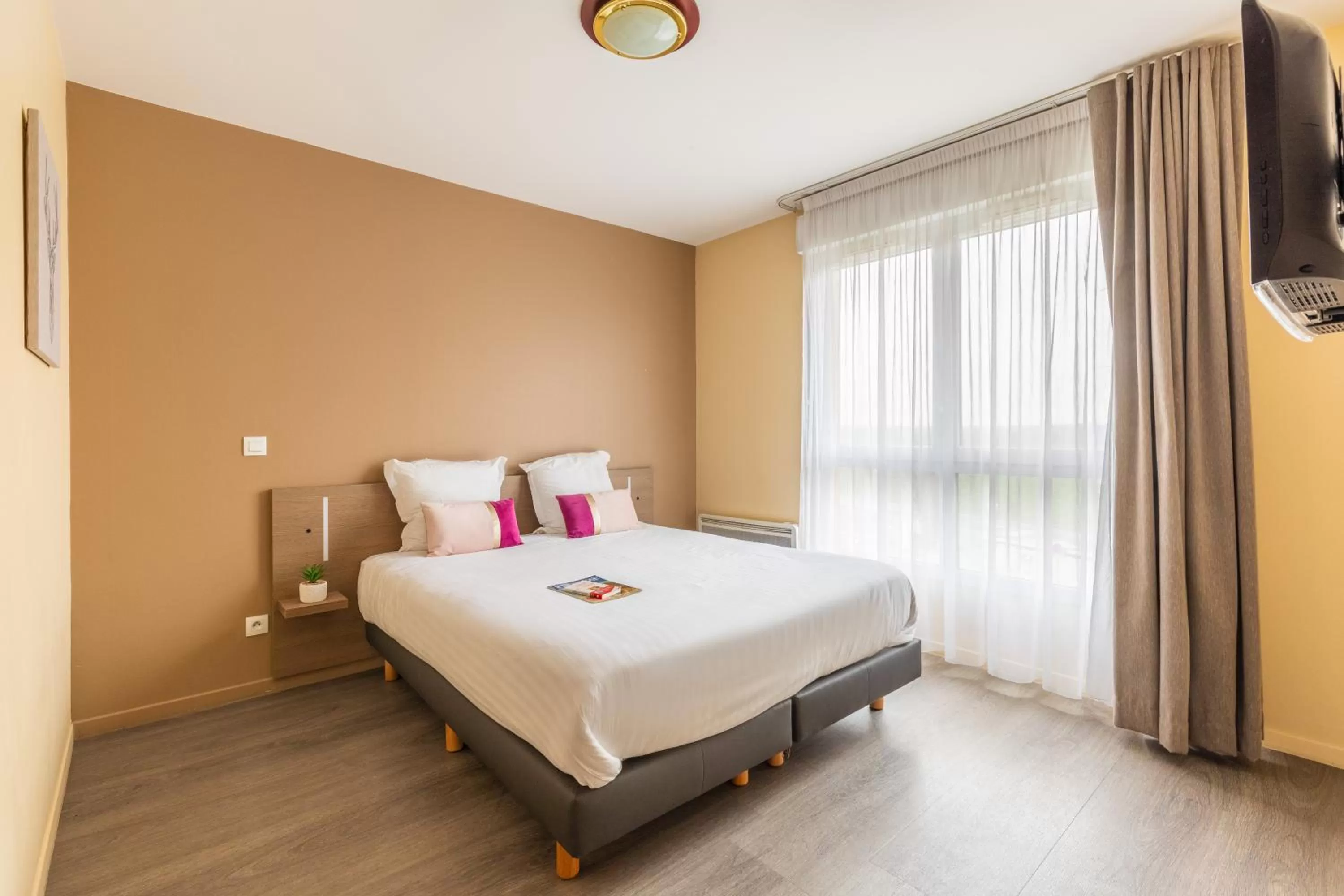 Two-Bedroom Apartment in Zenitude Hôtel-Résidences Magny-les-Hameaux