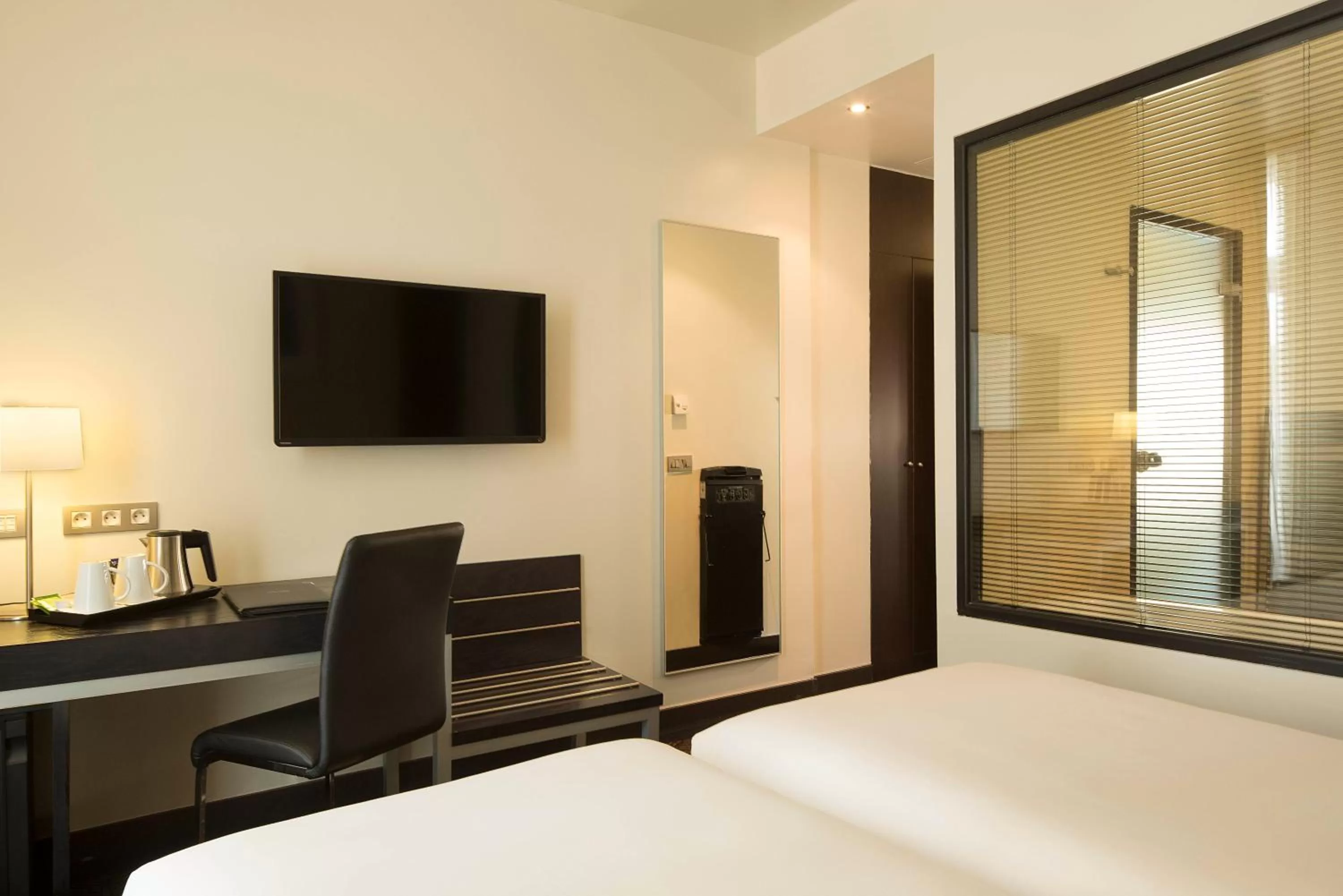 Two Connecting Double Rooms in Hôtel Le M