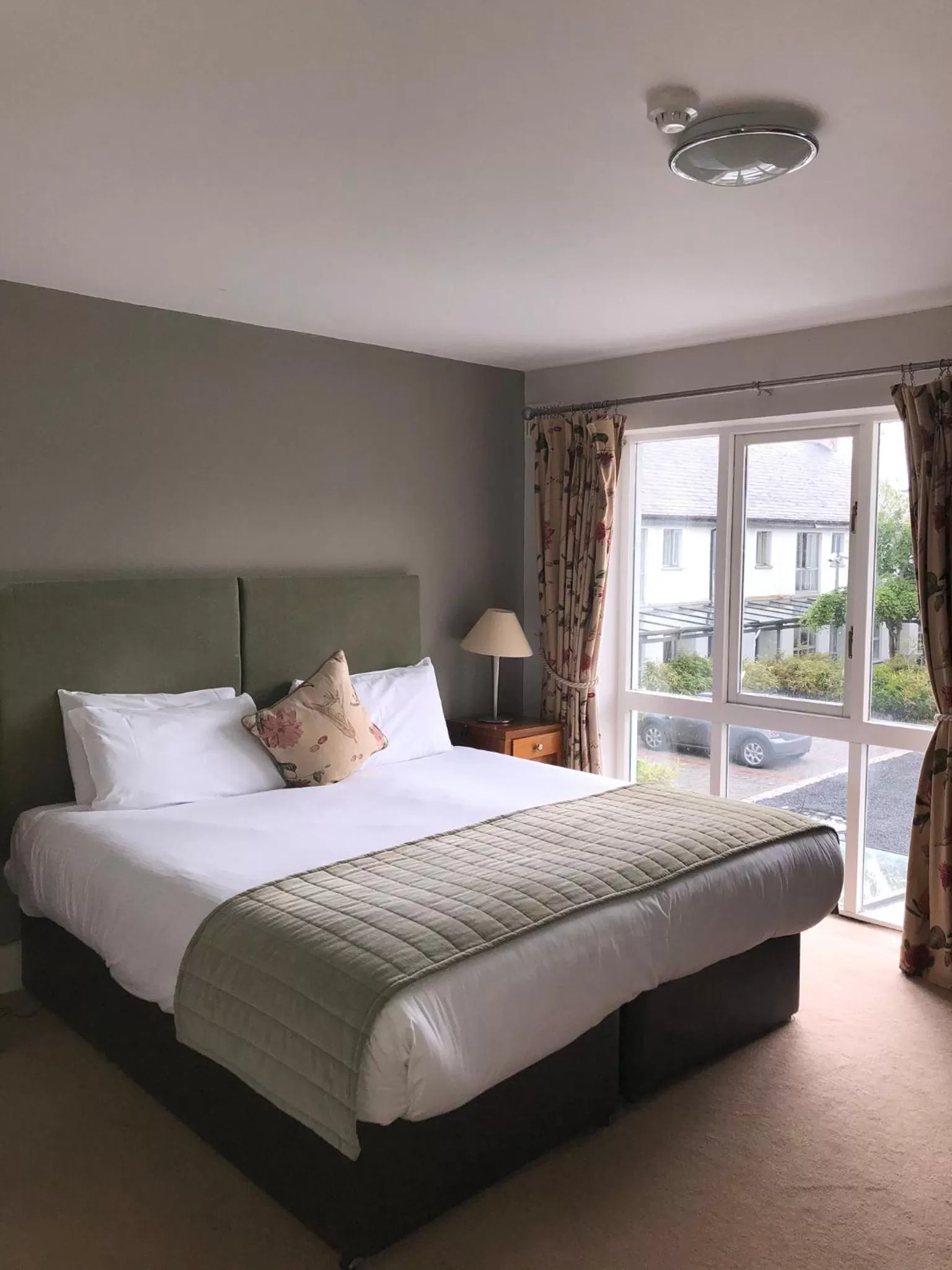 Garden Lodges Two-Bedrooms - Accessible in Castle Oaks House Hotel