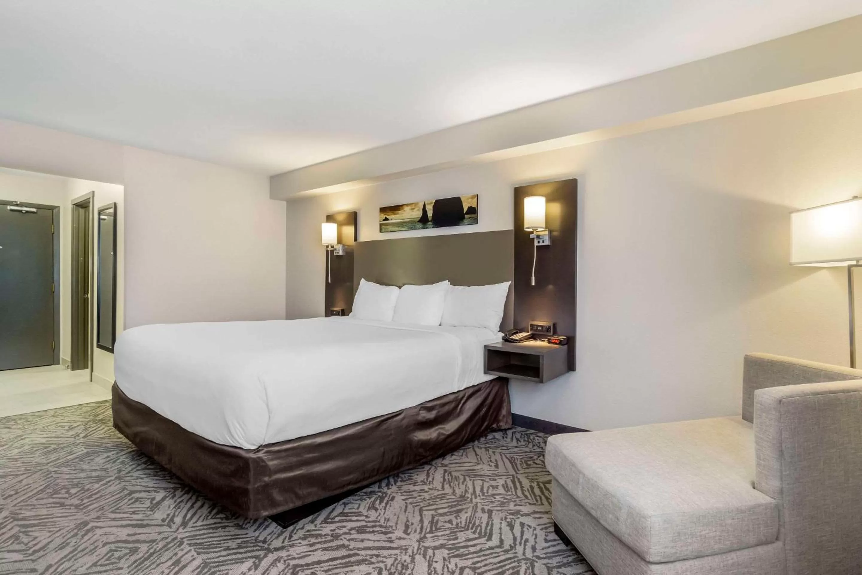 King Room with Tub - Mobility Accessible/Non-Smoking in Comfort Inn & Suites Pacific - Auburn