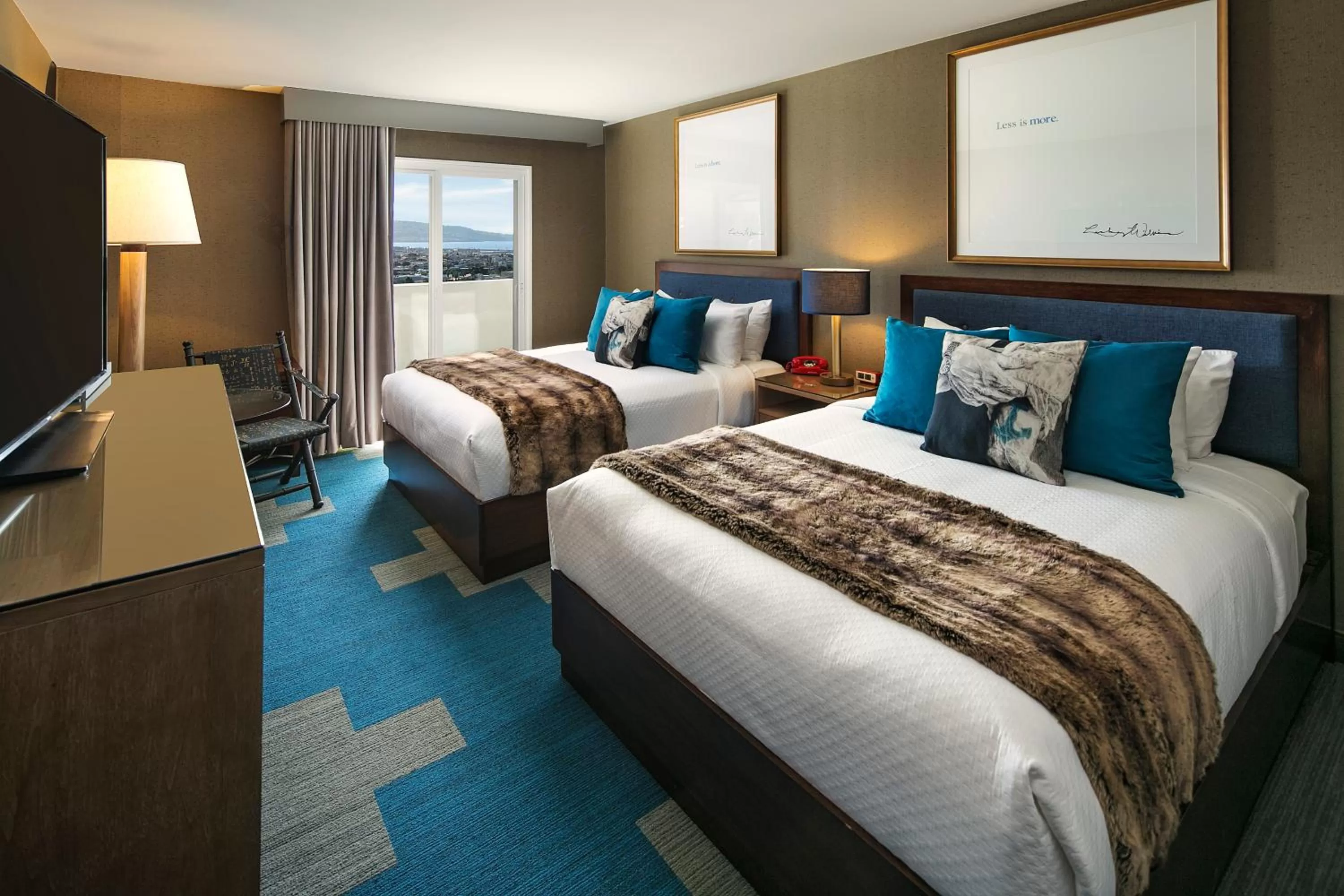 Queen Room with Two Queen Beds and City View in Hotel Hermosa