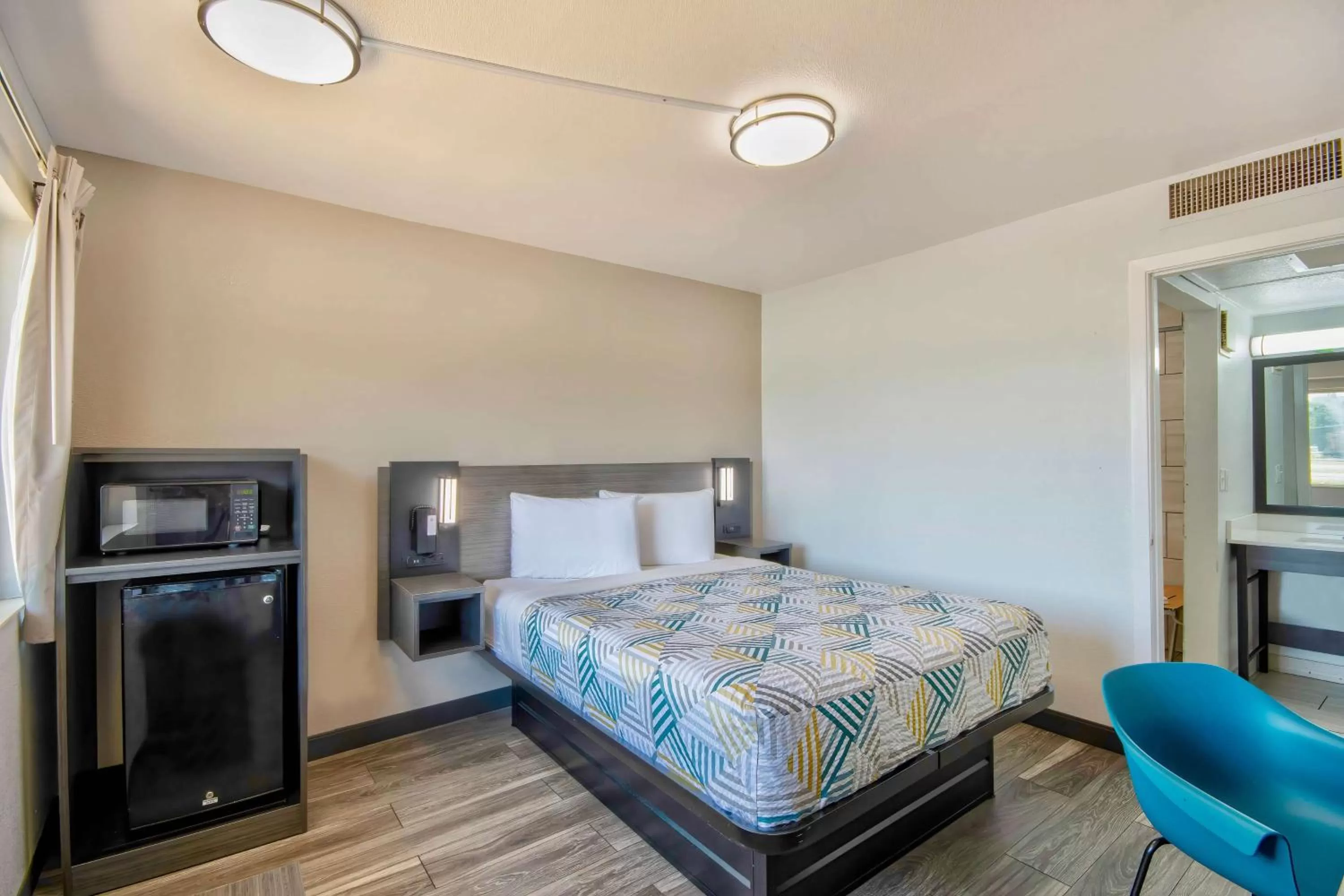 Queen Room - Disability Access - Non-Smoking in Motel 6-Russellville, AR