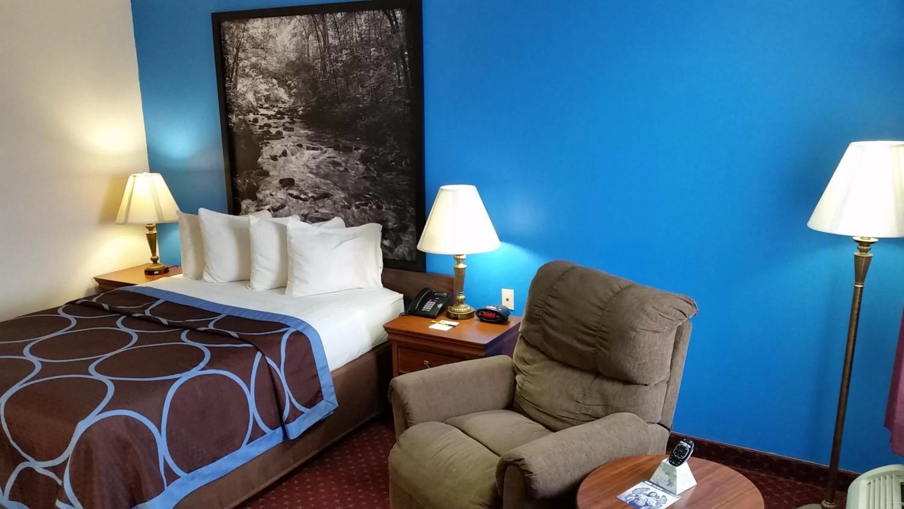 Queen Room - Non-Smoking in Super 8 by Wyndham McGehee