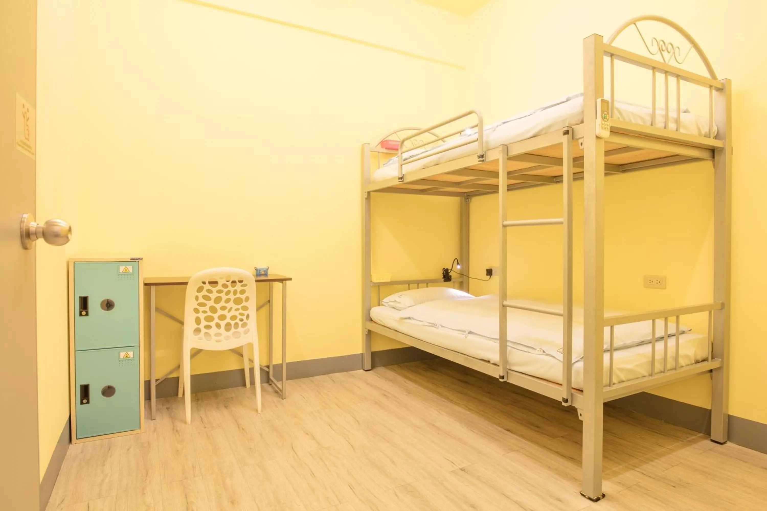 Standard Twin Room with No Window in On My Way - Taipei Hostel