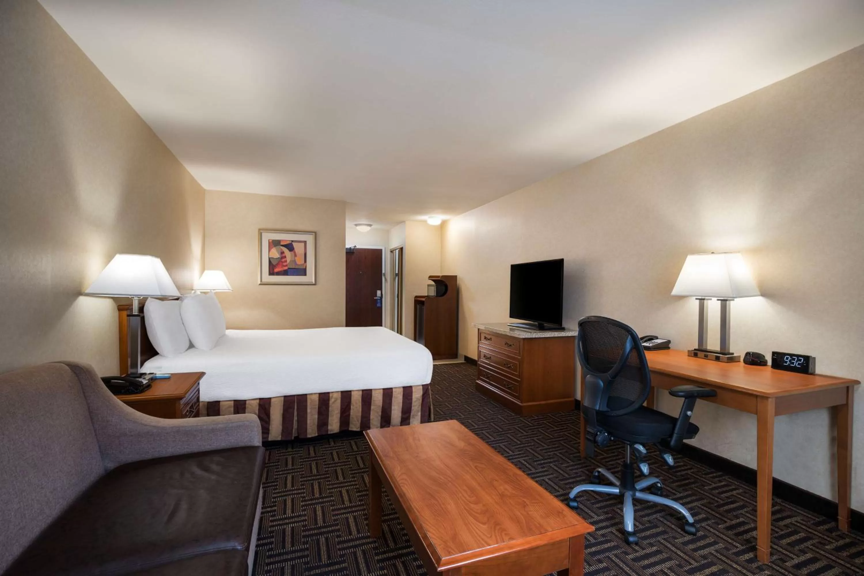 King Suite in Best Western Norwalk Inn