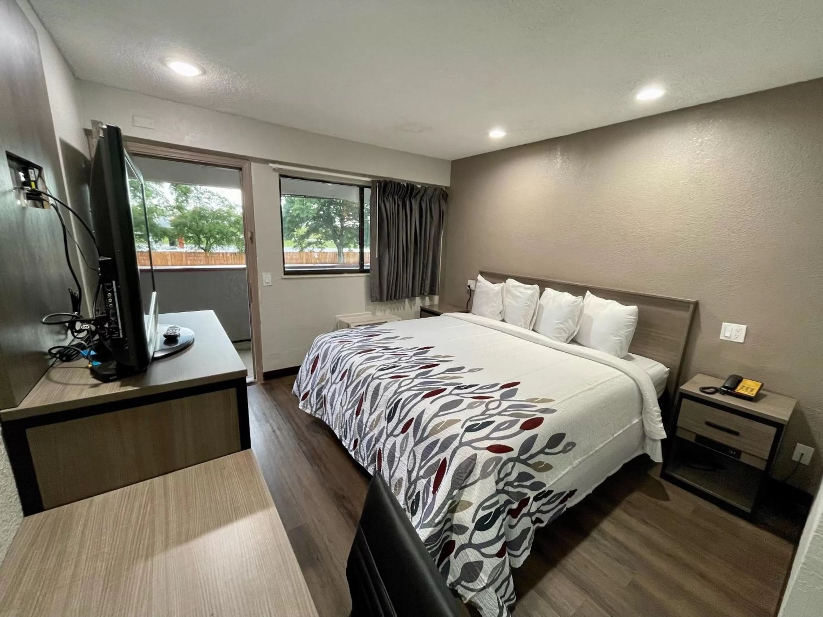 Standard King Room Non-Smoking Renovated in Red Roof Inn Lafayette, LA