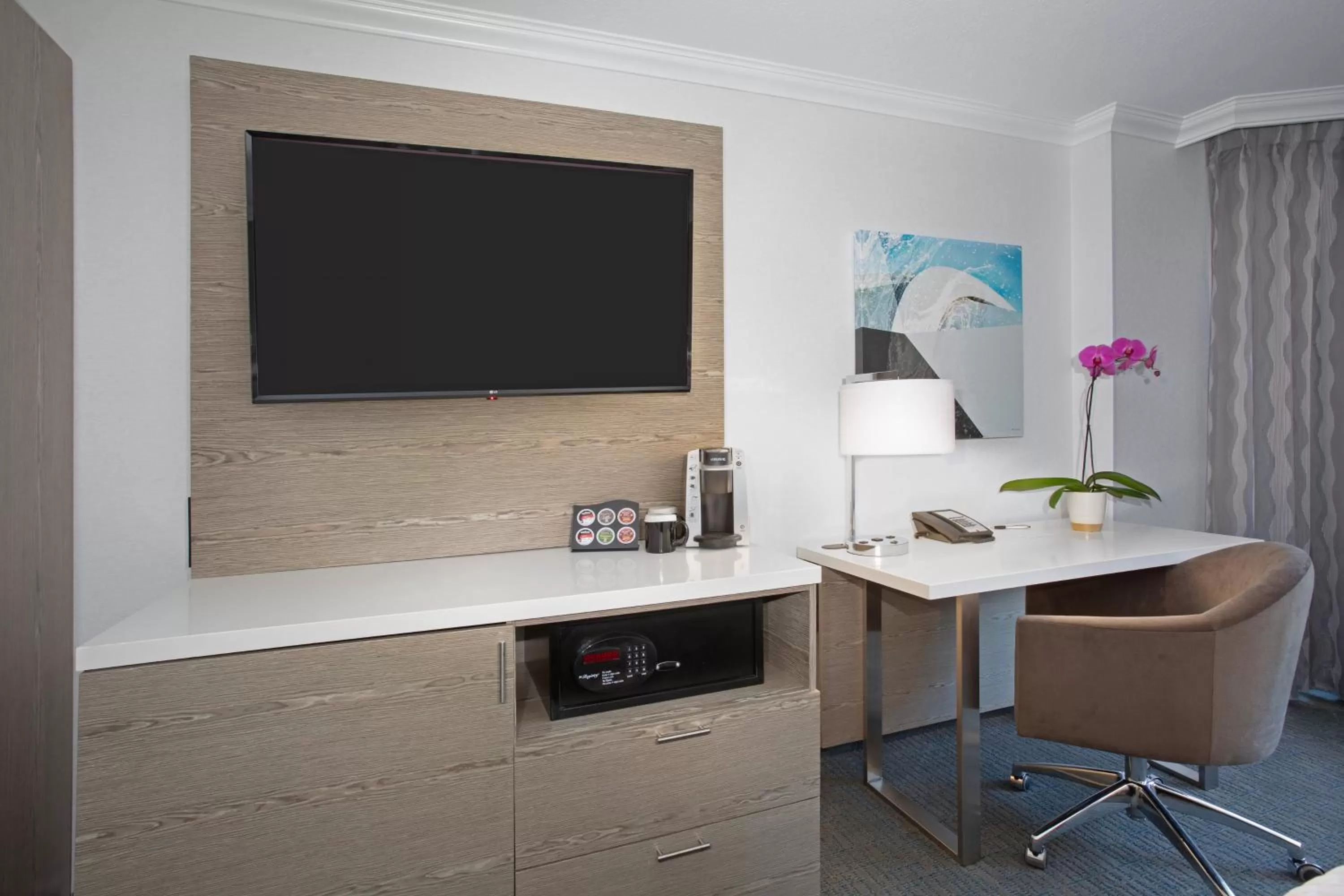 Standard King Room with Sofa Bed in Crowne Plaza Costa Mesa Orange County by IHG