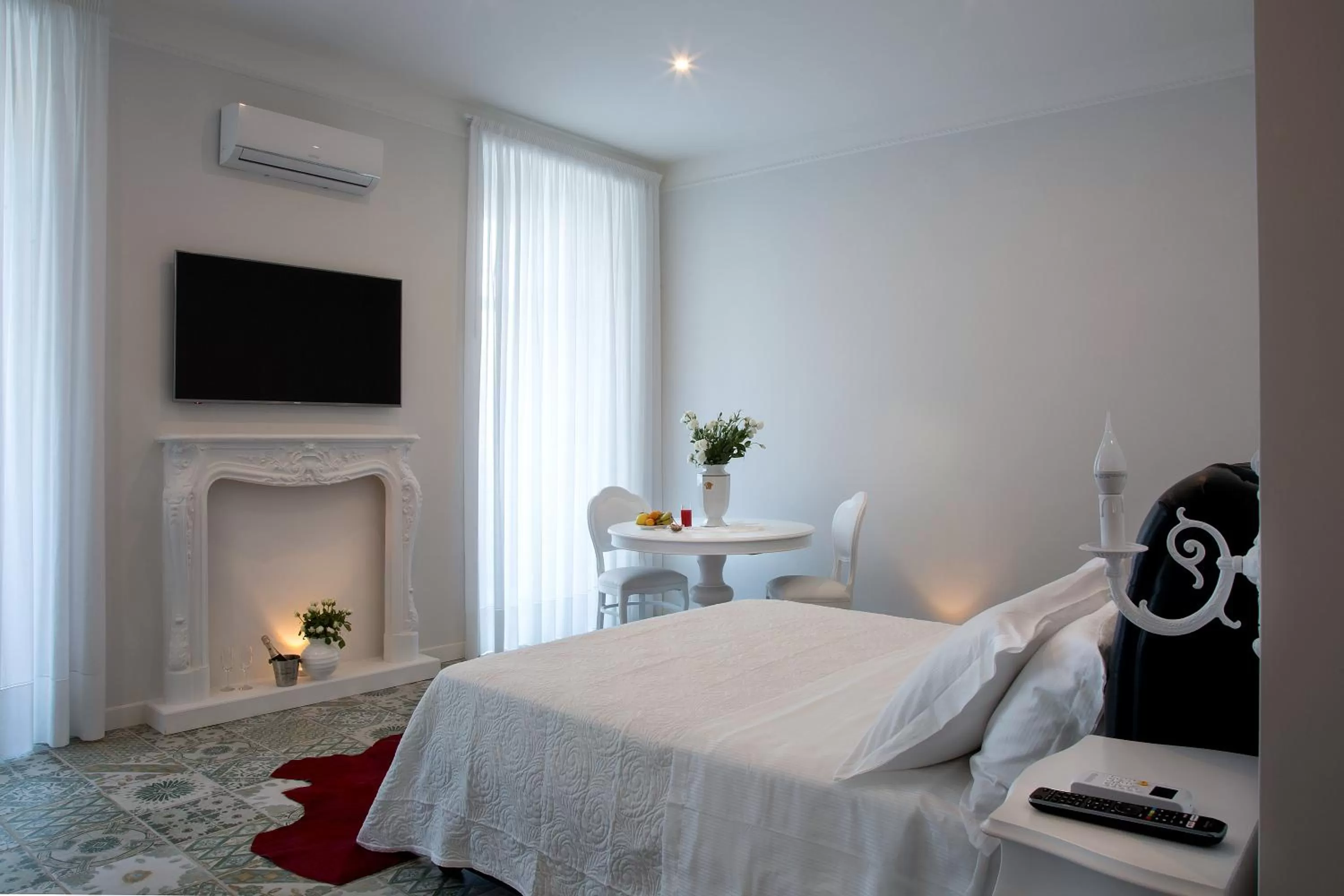 Queen Suite with Spa Bath in Barbarella Home