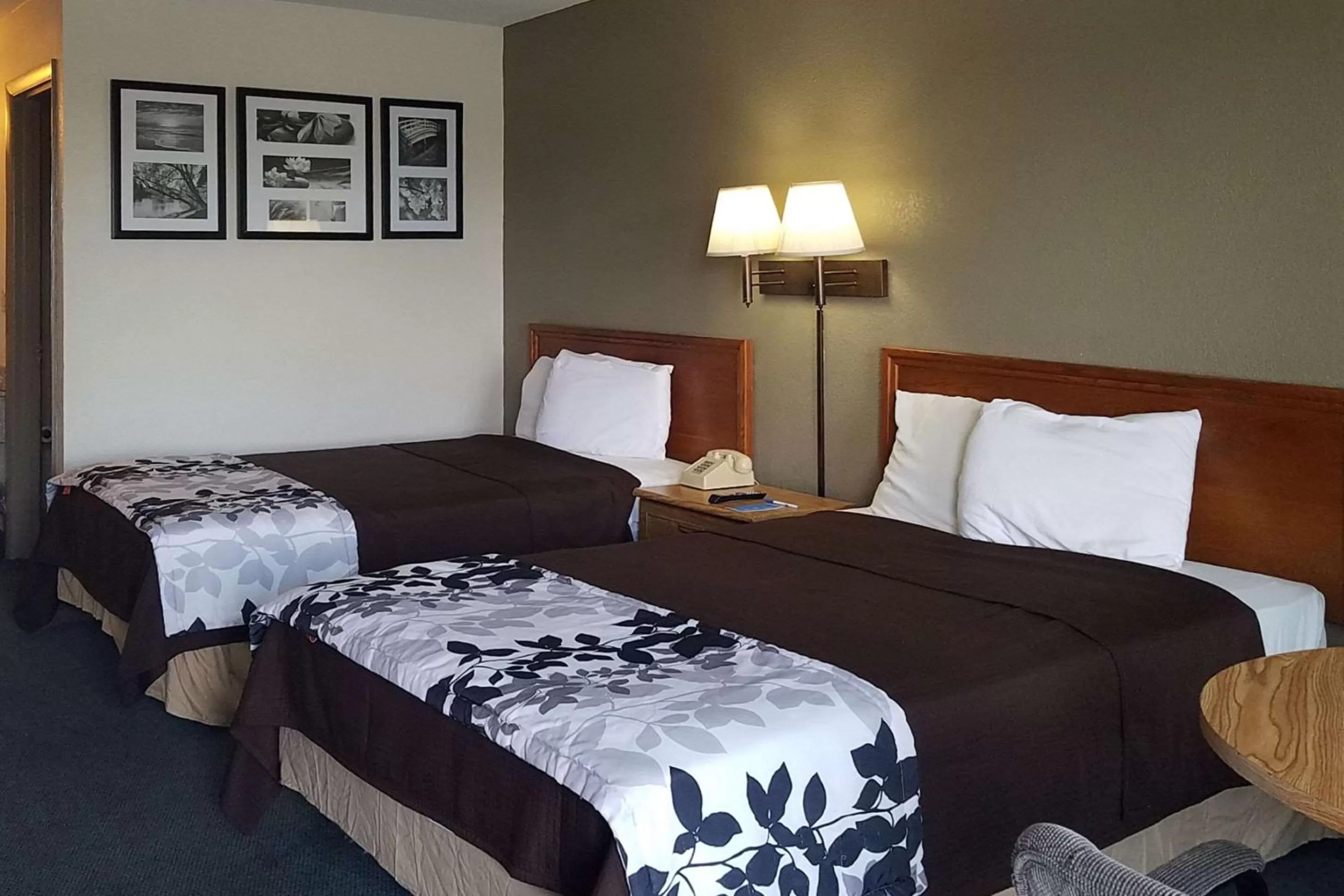 Double Room with Two Double Beds - Non-Smoking in Travelers Inn & Suites