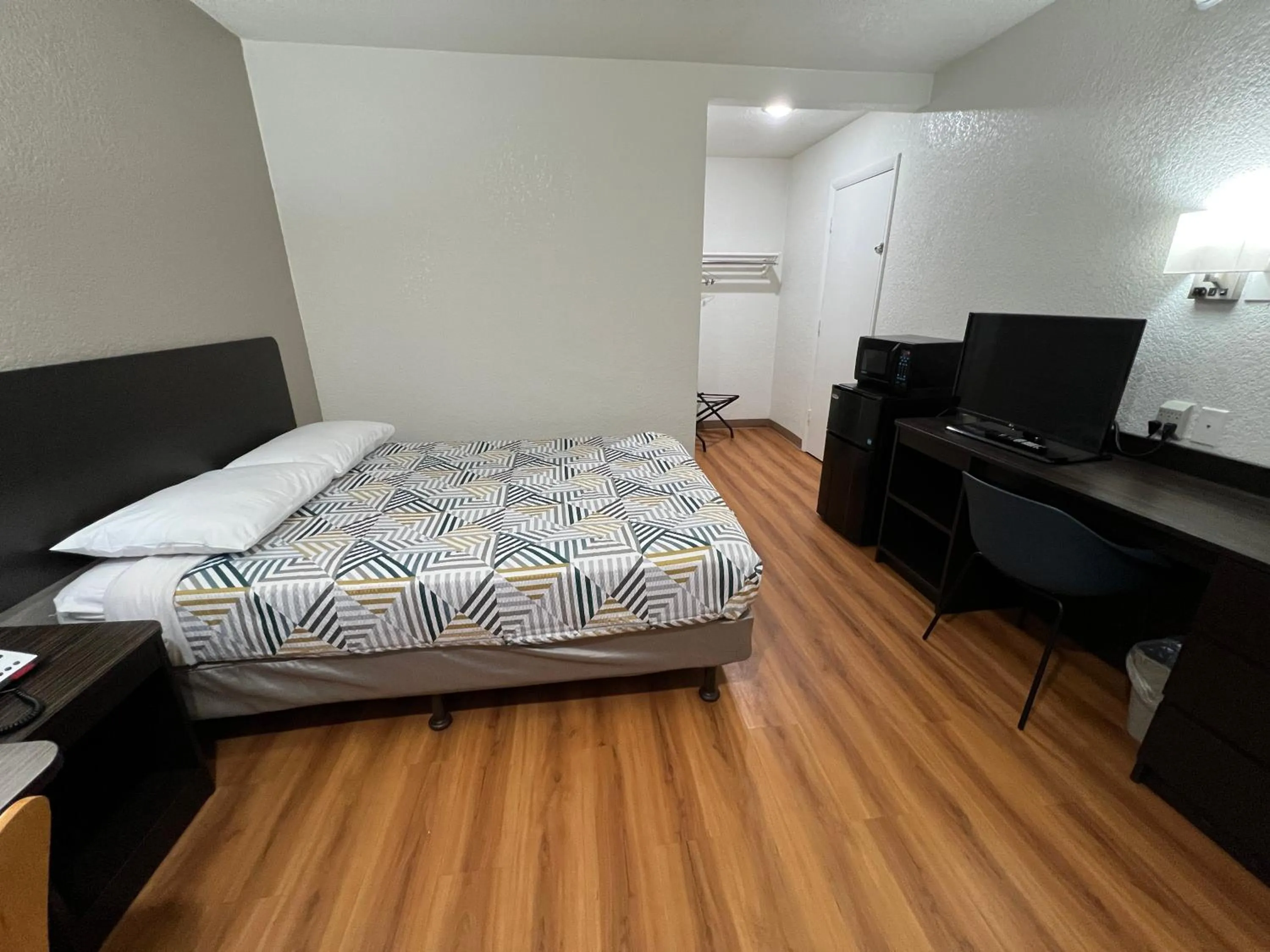 King Room - single occupancy - Non-Smoking in Motel 6-Longview, TX