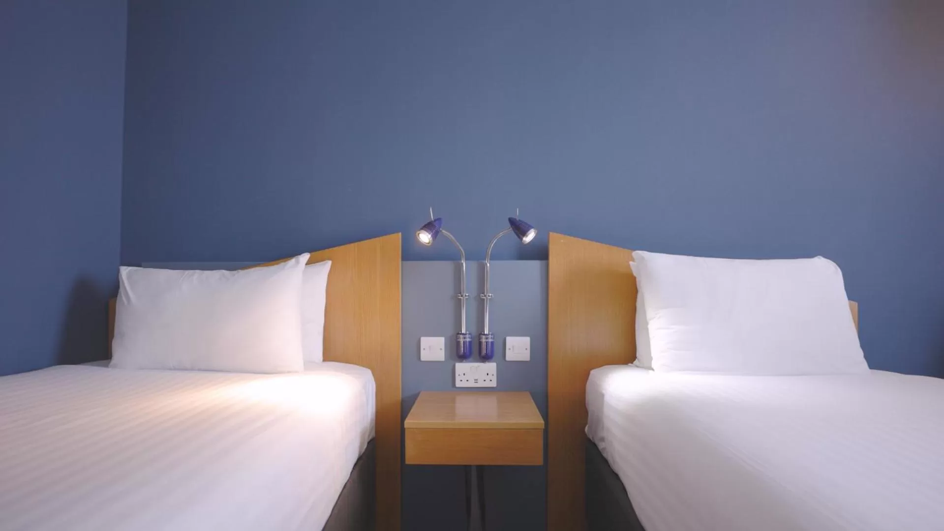 Standard Twin Room with Free Hot Breakfast in Holiday Inn Express Aberdeen City Centre by IHG
