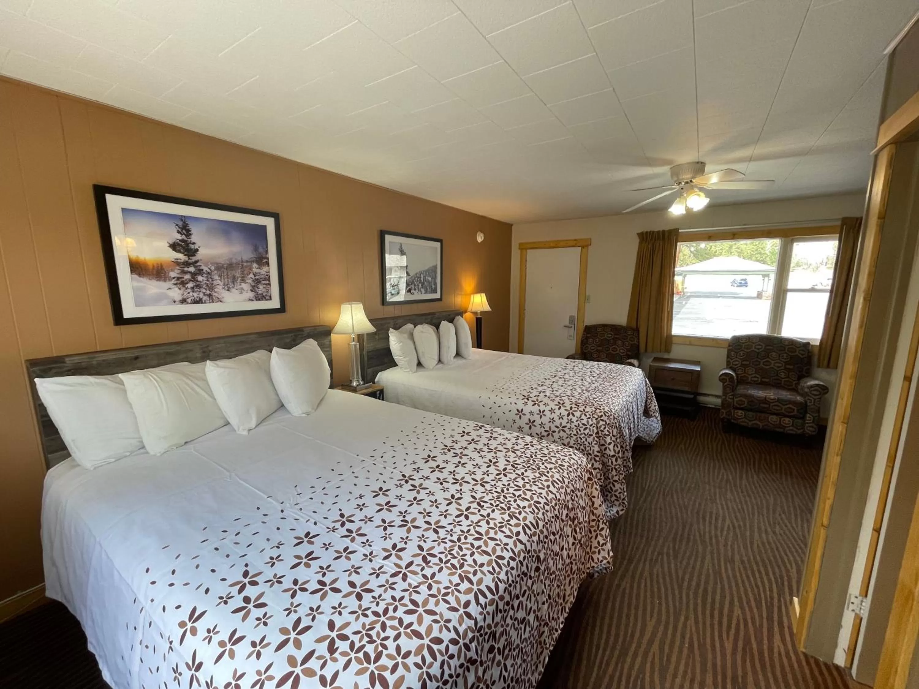 Classic Queen Room with Two Queen Beds - Pet Friendly in Estes Mountain Inn
