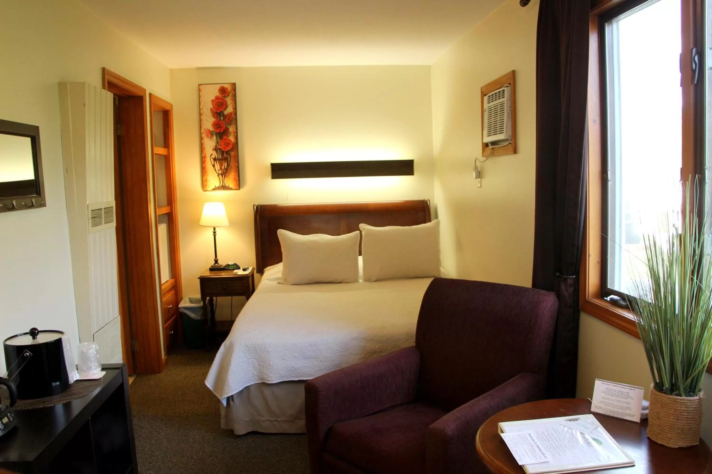 Standard Queen Room in All Seasons Inn